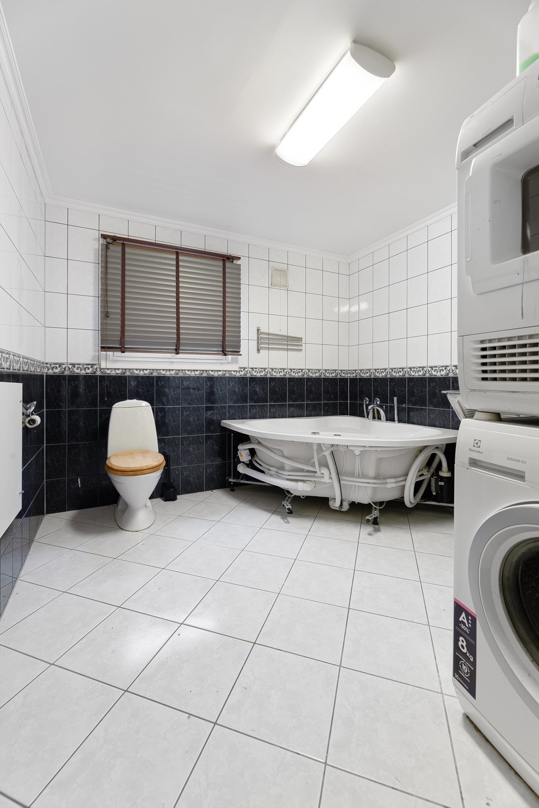 Flislagt bad i kjeller med hjørneboblebadekar og gulvvarme - Vinduene oppfyller ikke krav til godkjent rømningsvindu jf. tilstandsrapporten Galleribilde