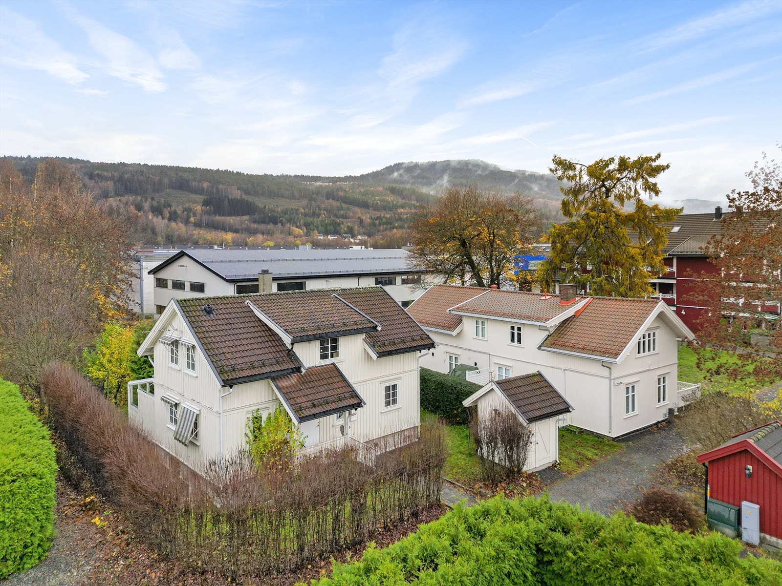 Utvendig trappeadkomst til boligens overbygde inngangsparti i 1. etasje Galleribilde