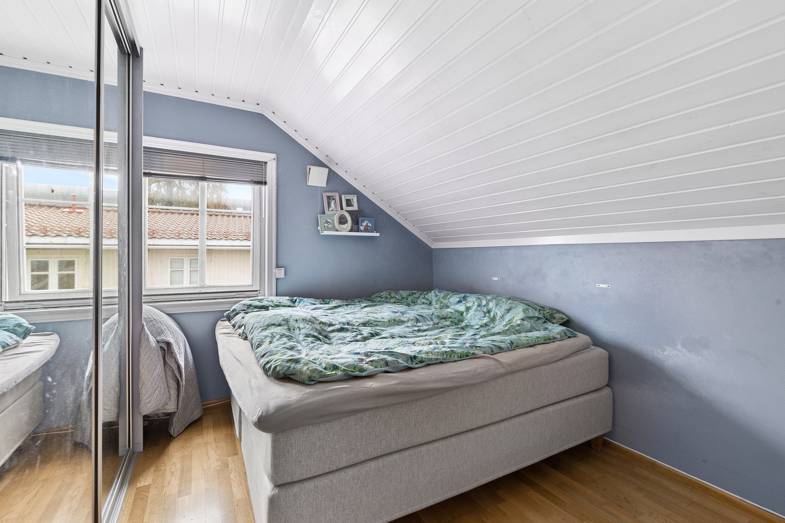 Soverom 1 med skyvedørsgarderobe Galleribilde