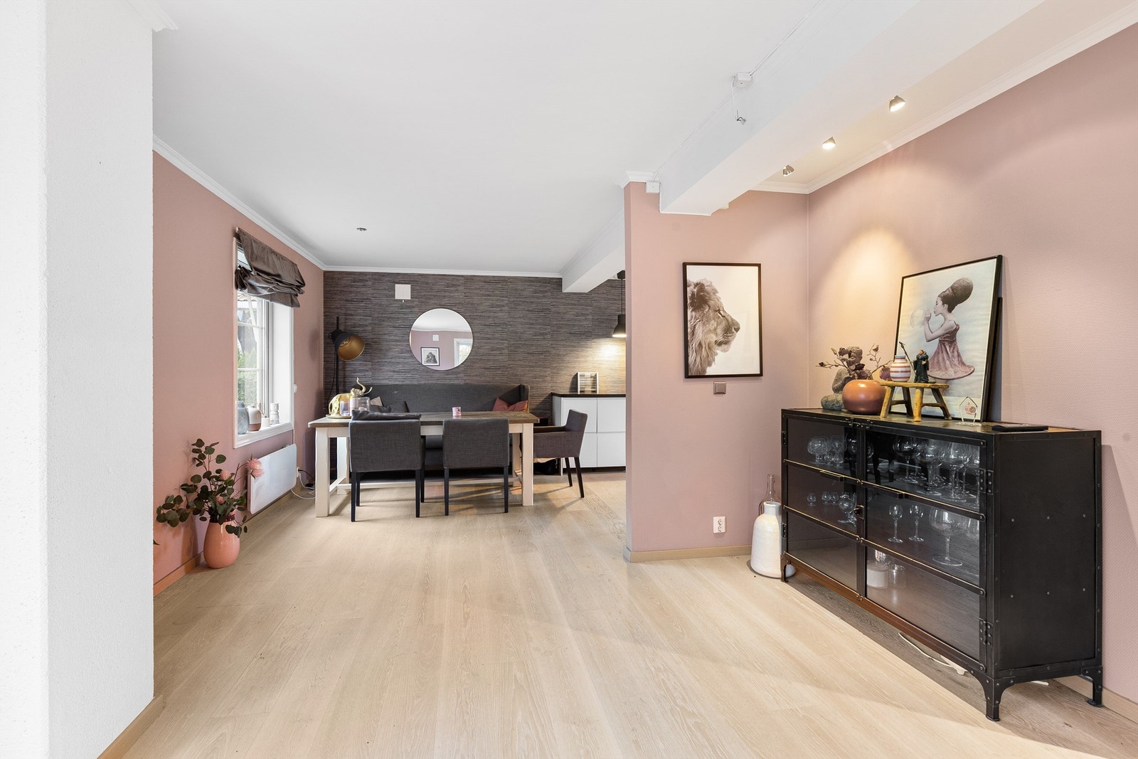 Laminat på gulv, tapet samt malte vegger og malt himling Galleribilde