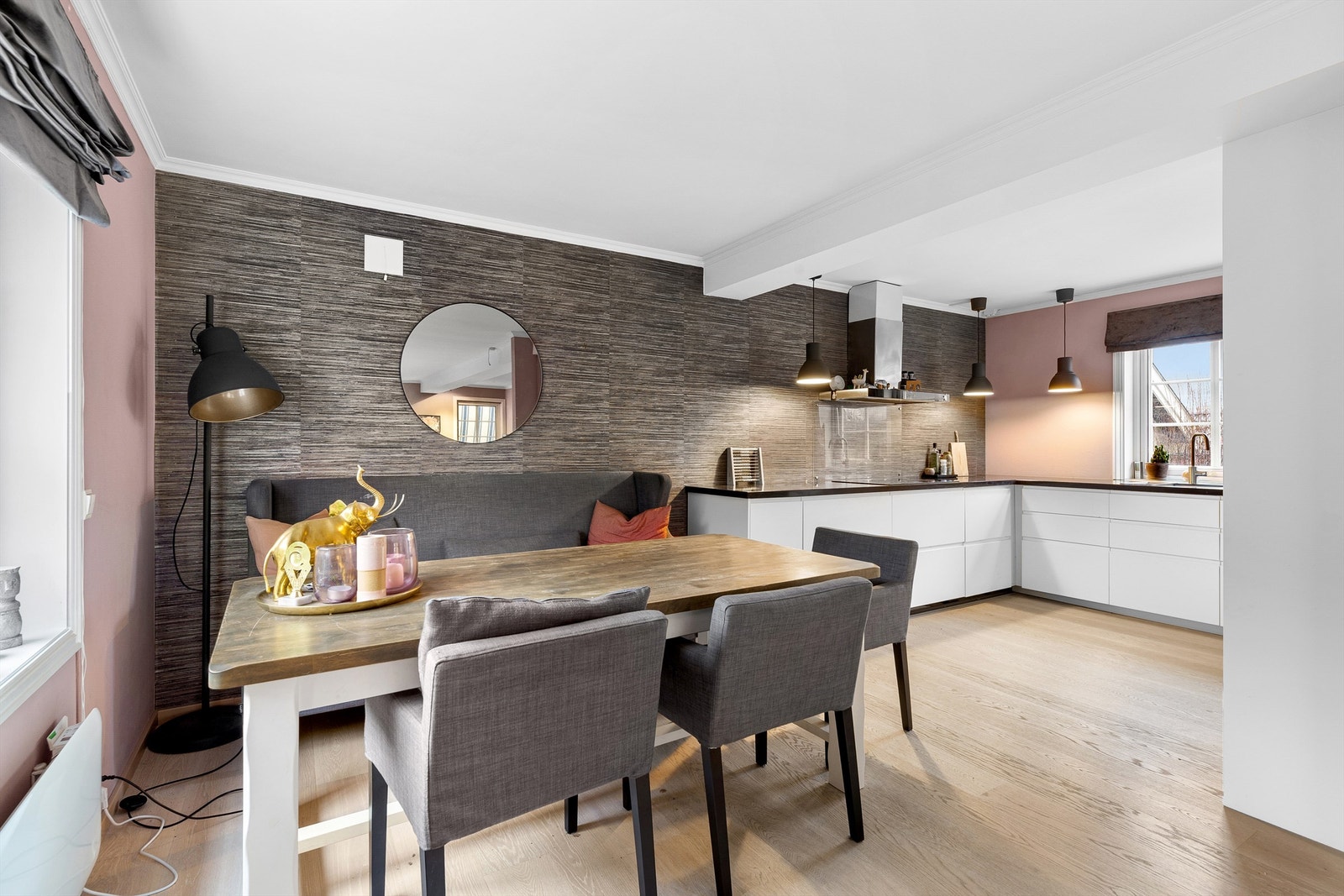 Stilren kjøkkeninnredning fra 2018 med helintegrerte hvitevarer Galleribilde