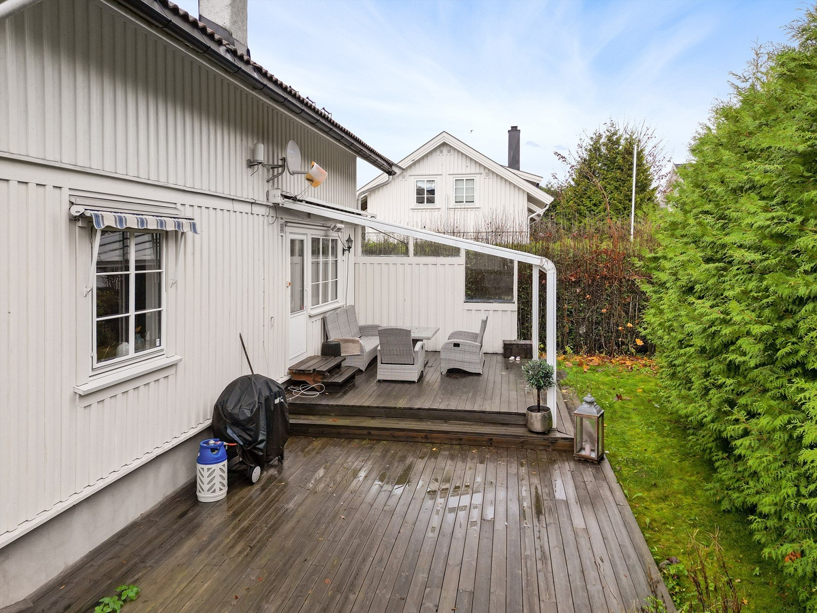 Romslig og usjenert sydøstvendt terrasse på ca. 47 kvm over to nivåer Galleribilde