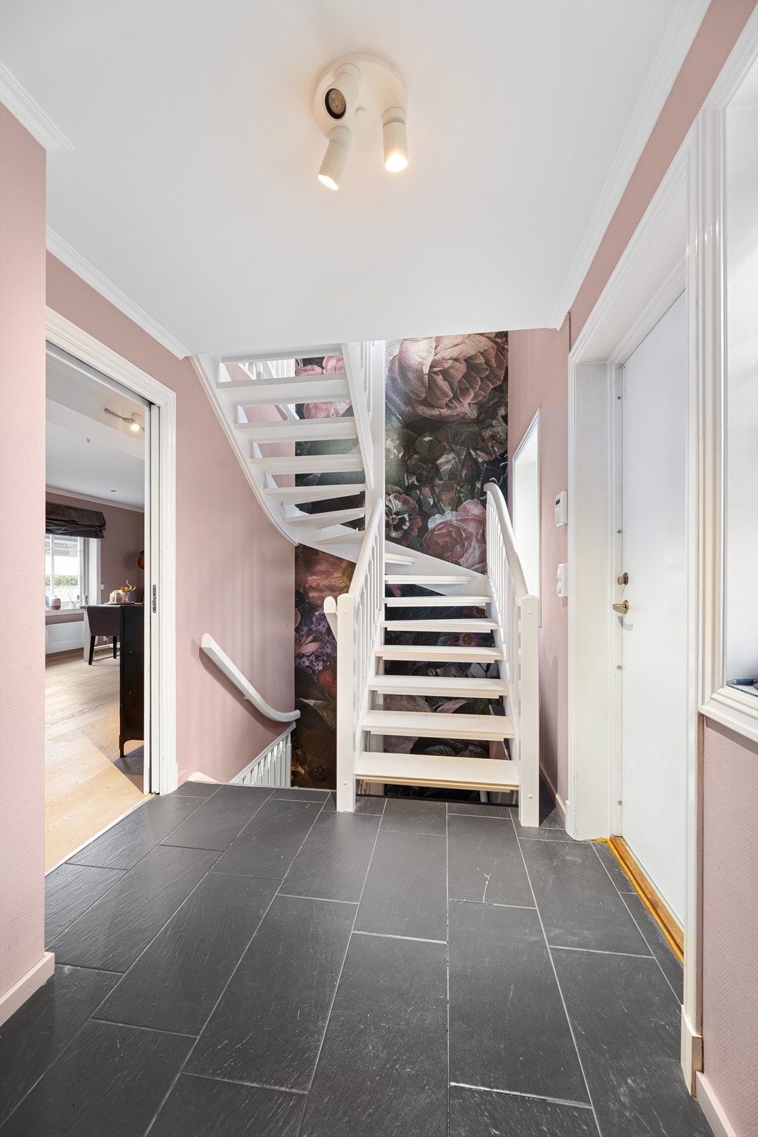 Trappegang til 2. etasje og kjeller Galleribilde