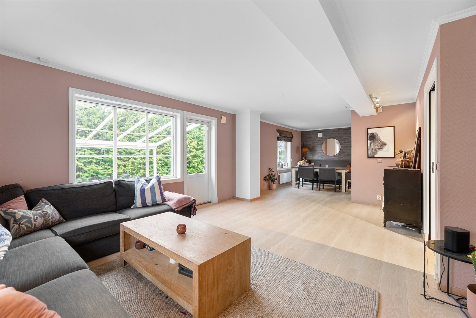 Delåpen løsning mellom stuen og kjøkkenet Galleribilde