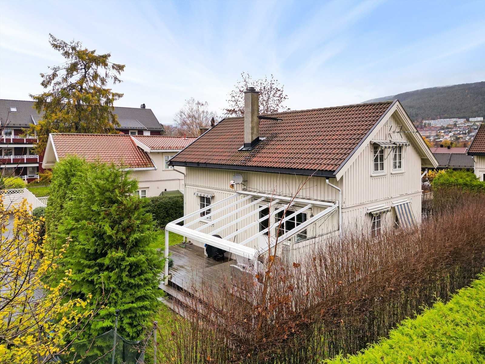 Terrassen har veggmontert paviljong (markise er defekt) og levegger Galleribilde