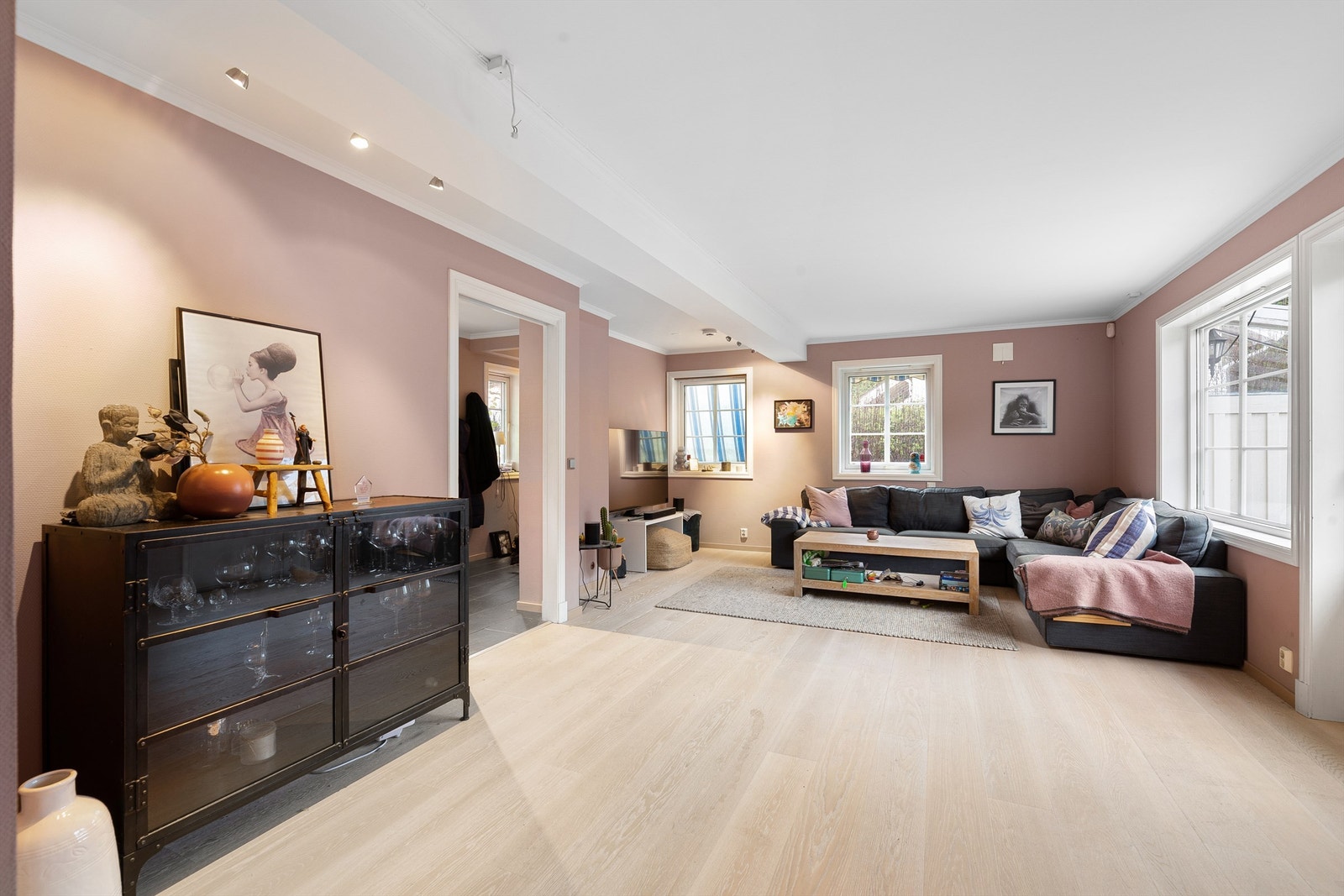 Godt med vindusflater i rommet som gir godt med lysinnslipp Galleribilde