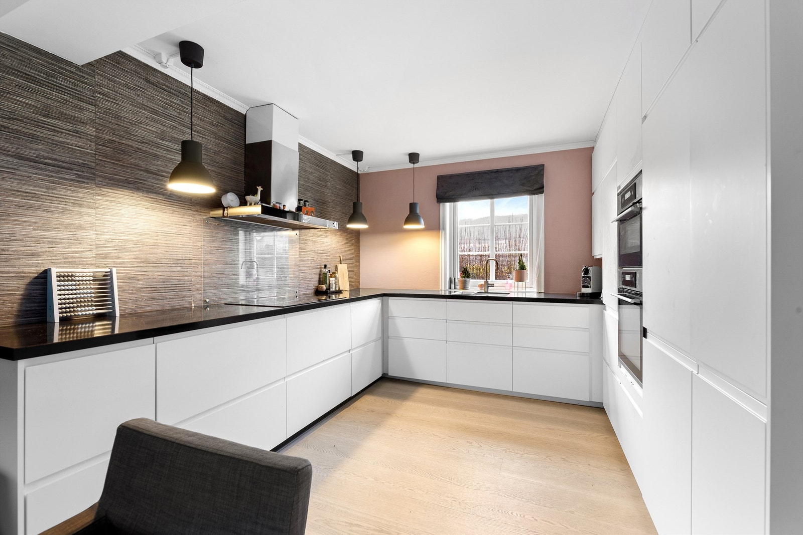 Over- og underskap samt høyskap i hvit og glatt utførelse Galleribilde