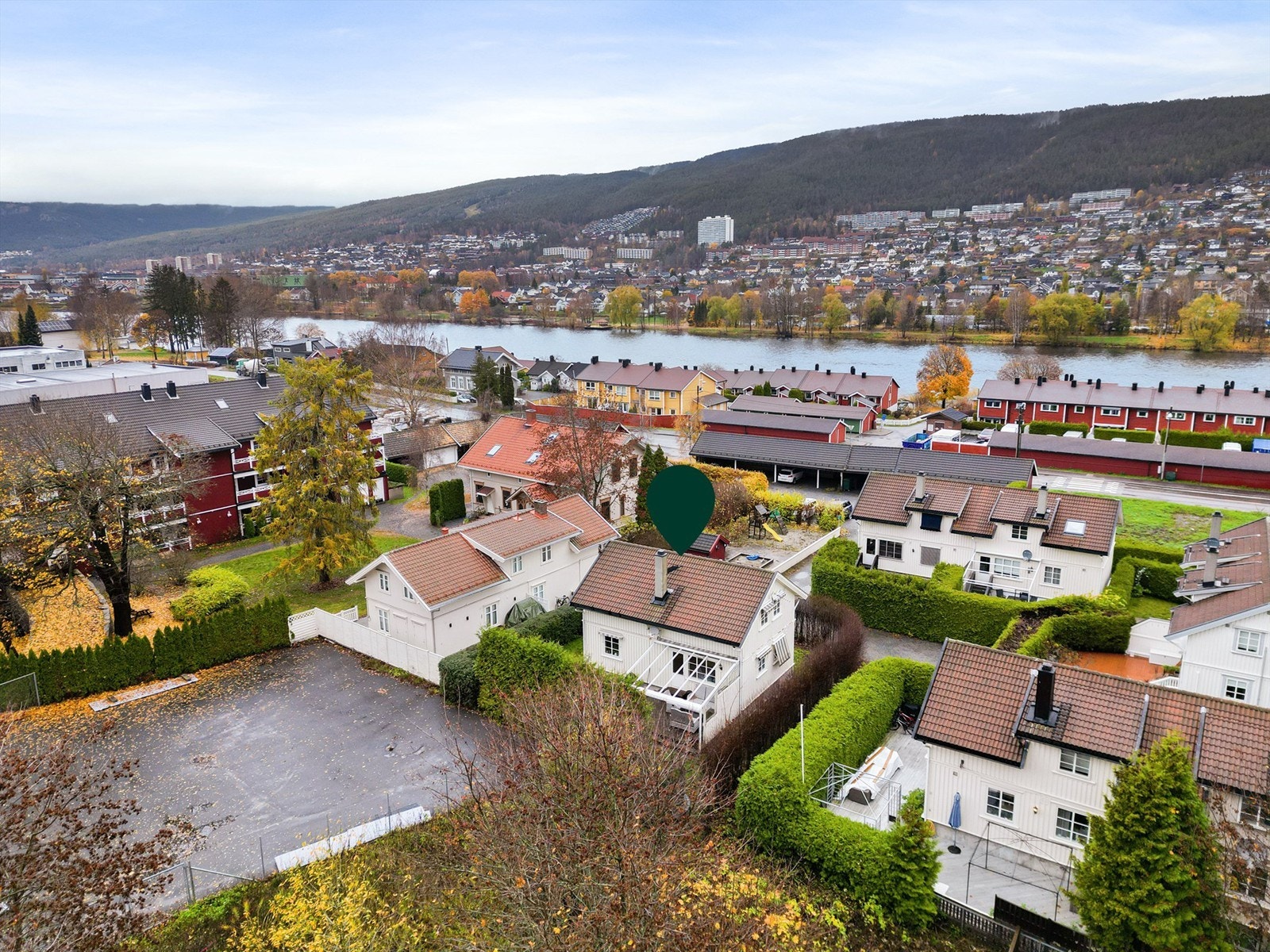 Kort gangavstand til bussholdeplass, barnehage og idrettspark Galleribilde