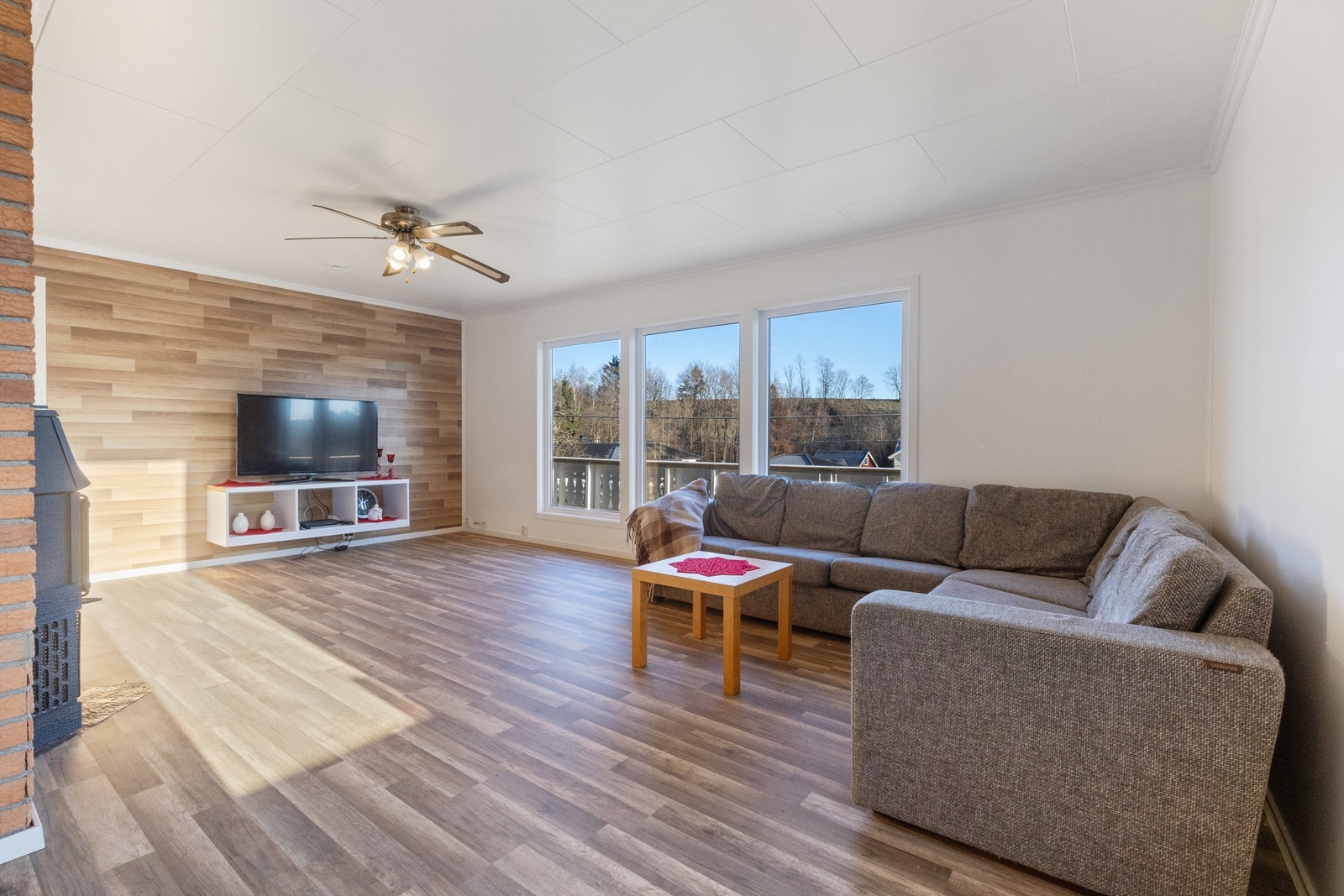 Vinkelstue med sofaområde og spiseplass Galleribilde