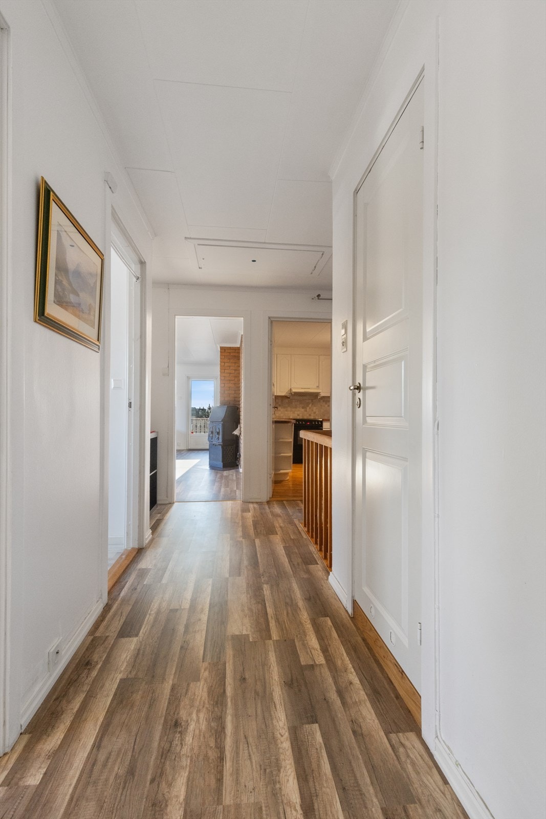 Gang med tilgang til uinnredet kaldtloft via luke Galleribilde