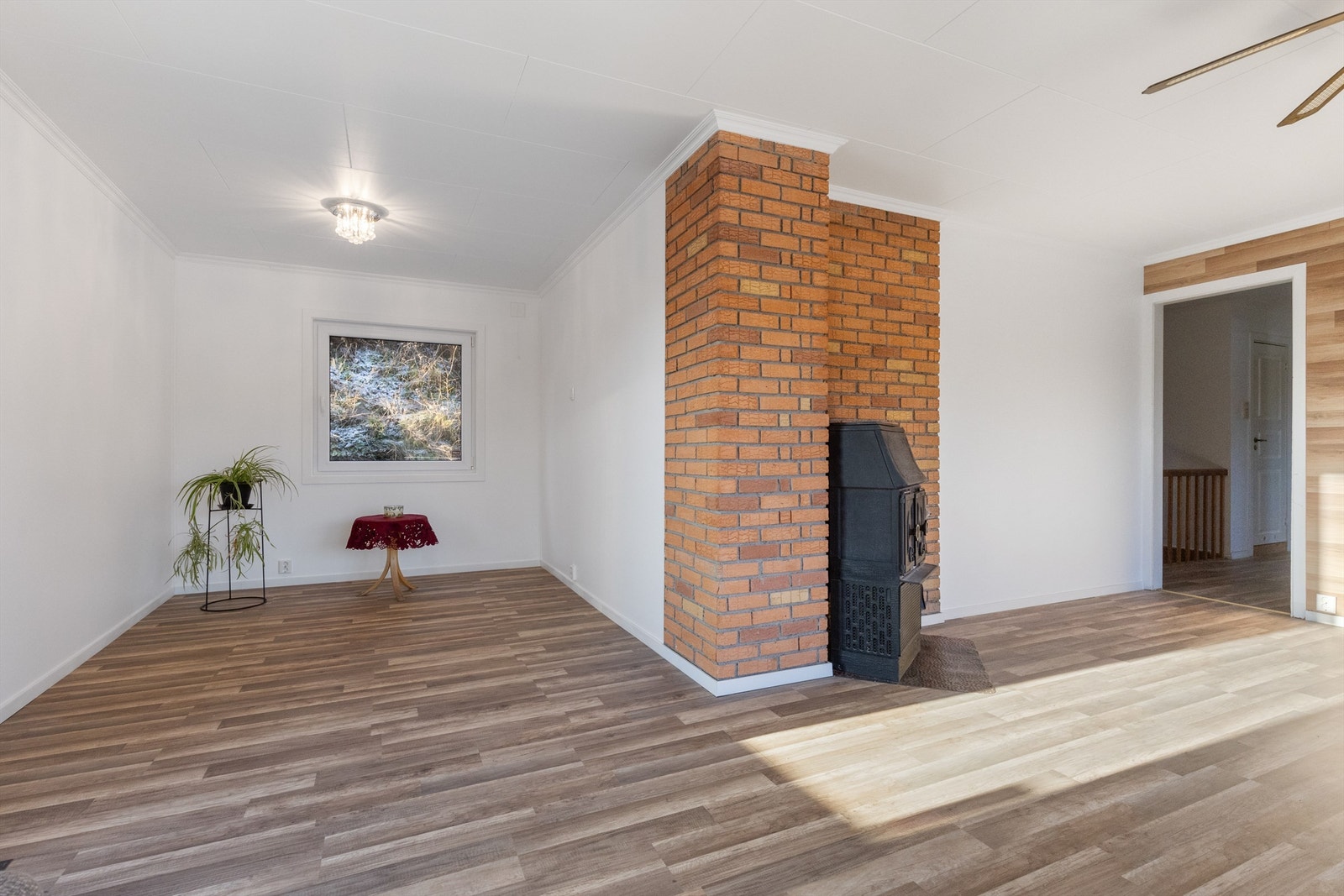 Stuen har utgang til terrasse/balkong Galleribilde