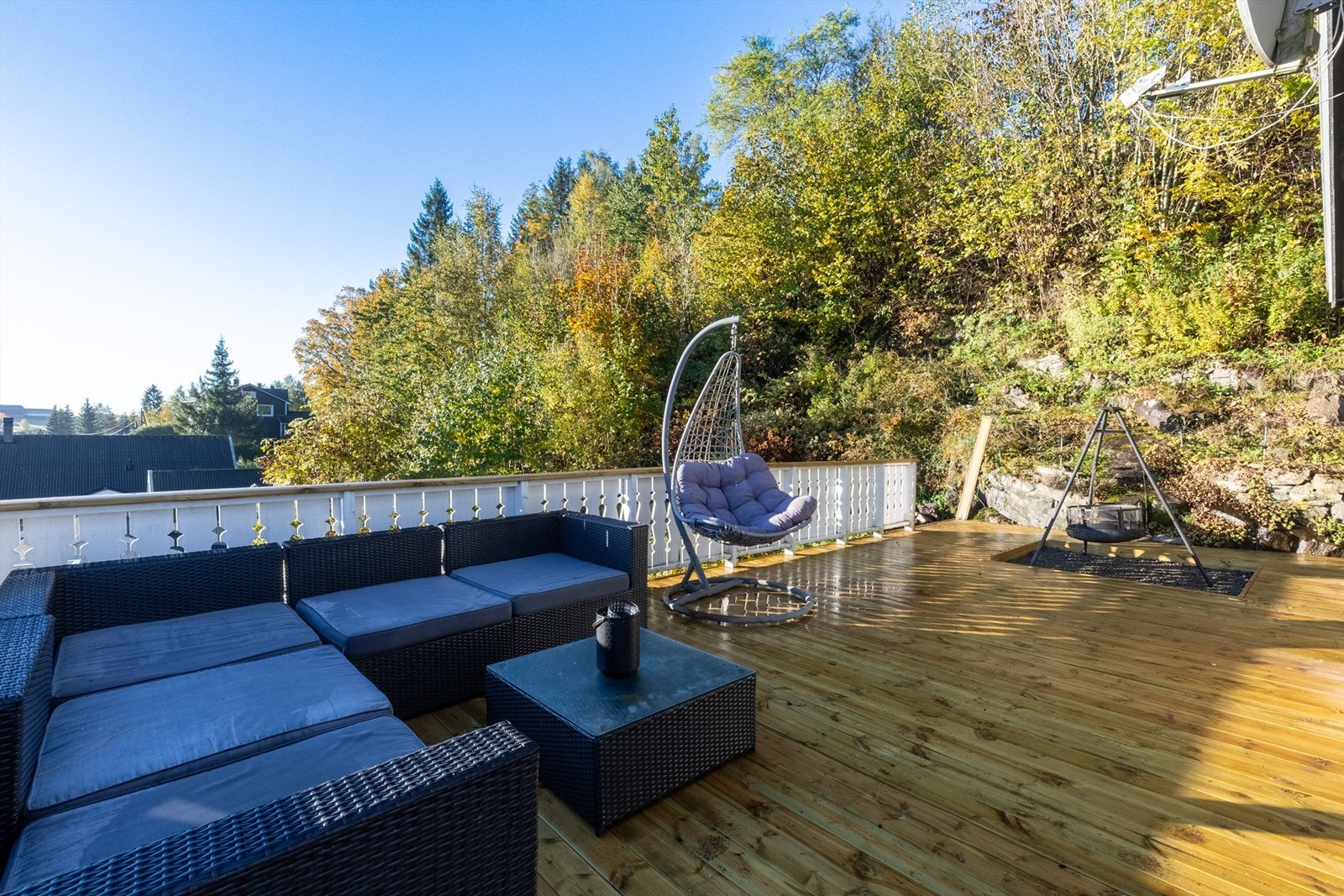 Terrasse med god plass til utemøblement Galleribilde