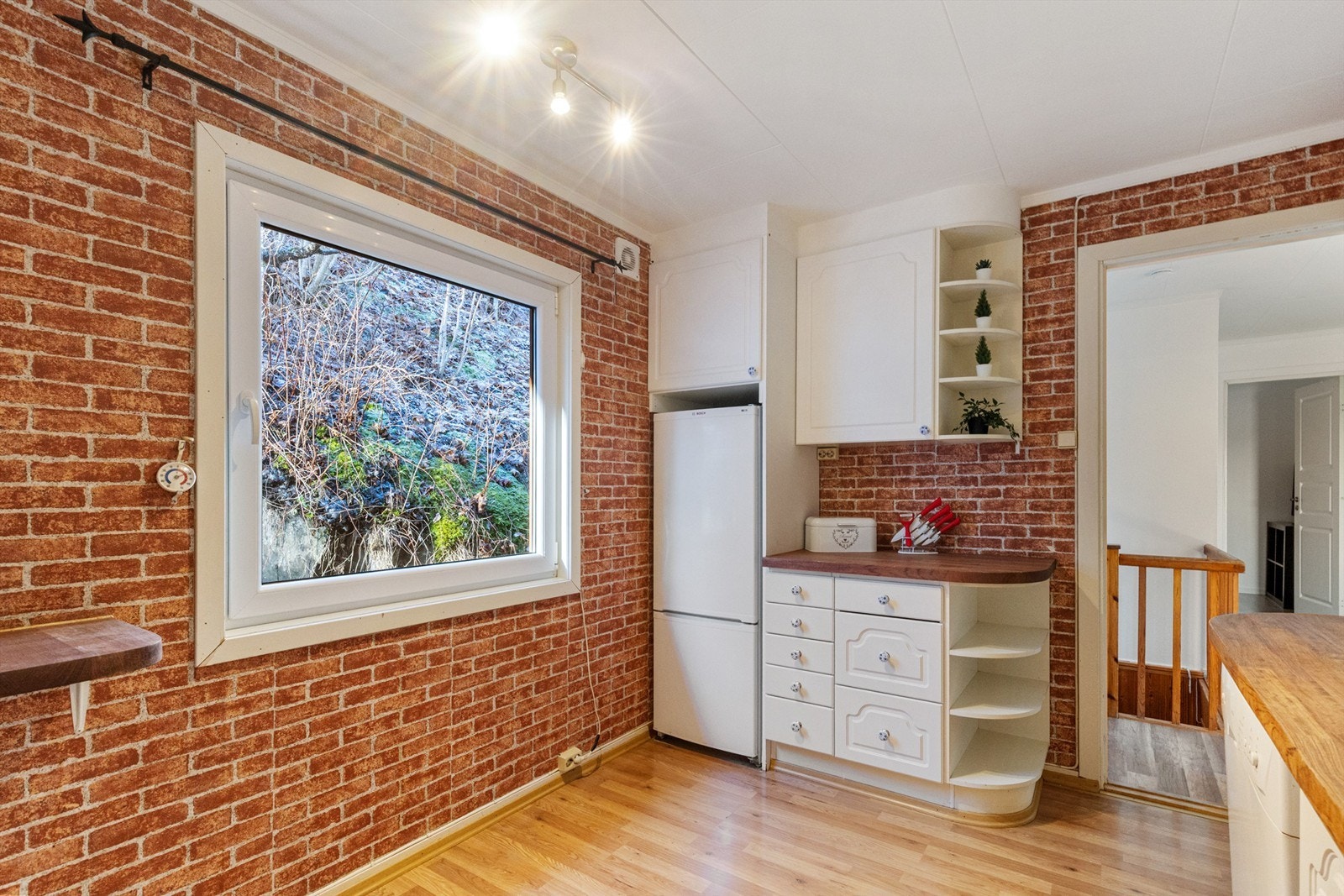 Laminat på gulv, tapet på vegger og tak-ess i himling Galleribilde