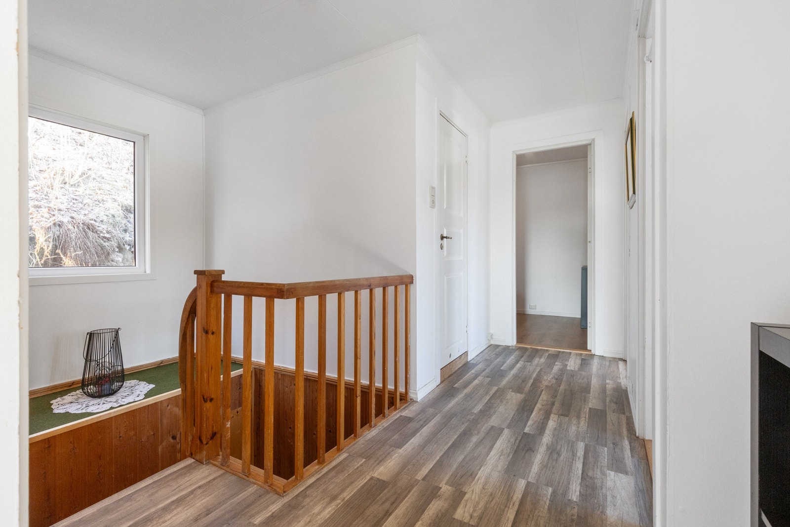 Det er belegg samt laminat på gulv, malte vegger og tak-ess i himling i 2. etasje Galleribilde