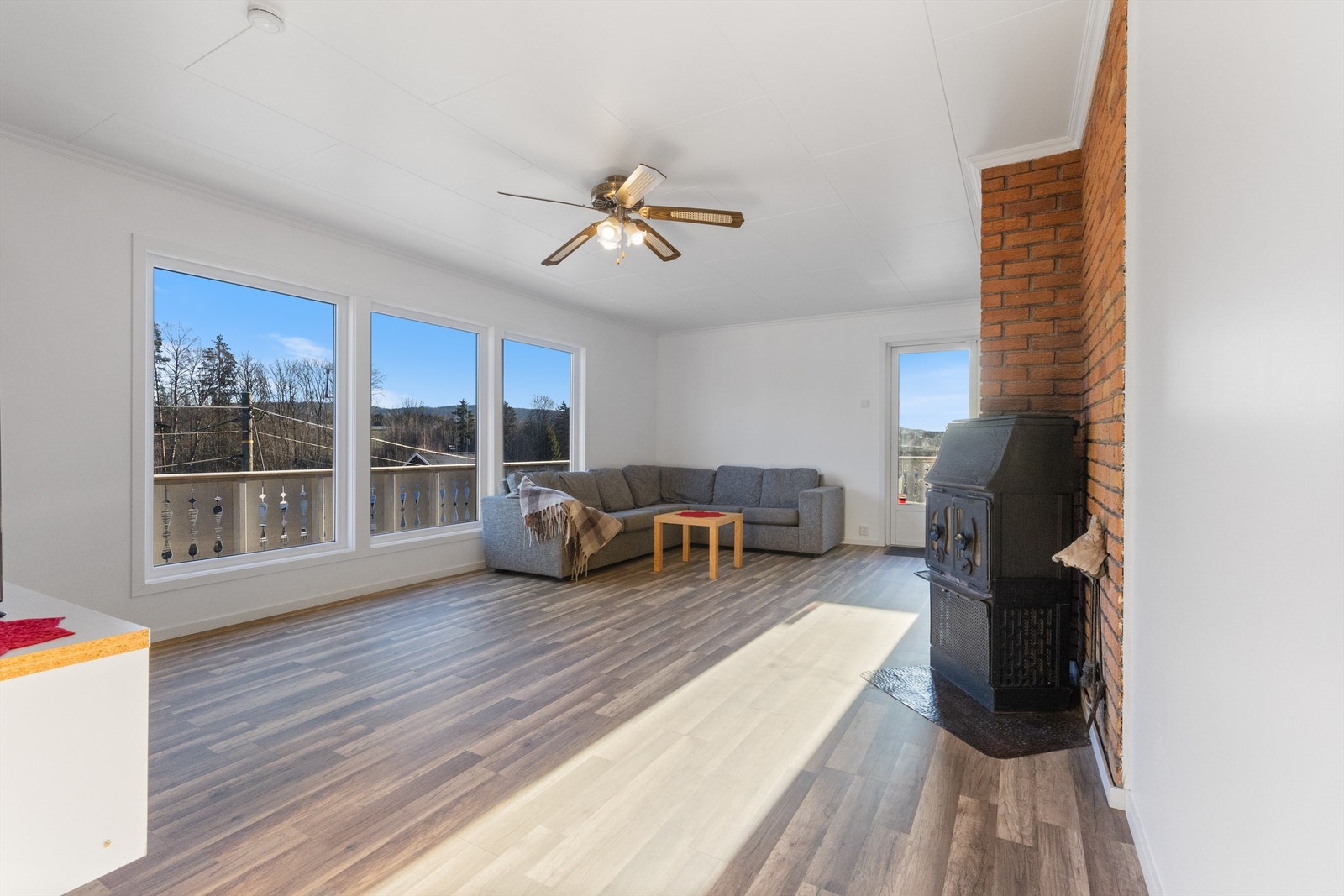 Frittstående vedovn med plate på gulv og murvegger Galleribilde