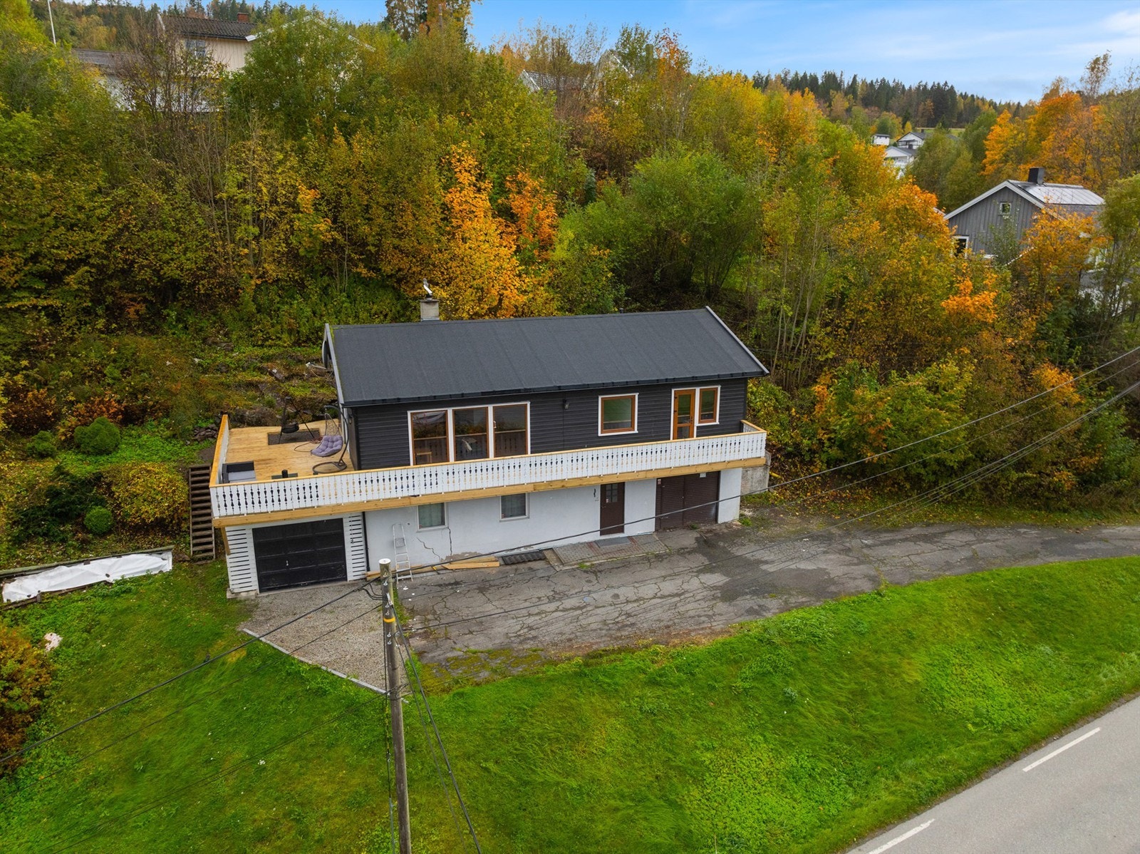 Forøvrig er det godt med biloppstillingsplasser i egen asfaltert innkjørsel og gårdsplass Galleribilde