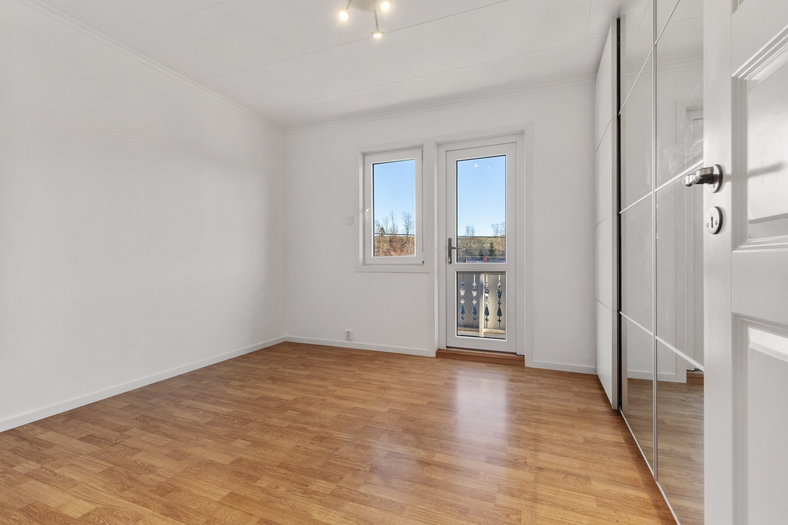 Soverom 2 med utgang til balkong/terrasse Galleribilde