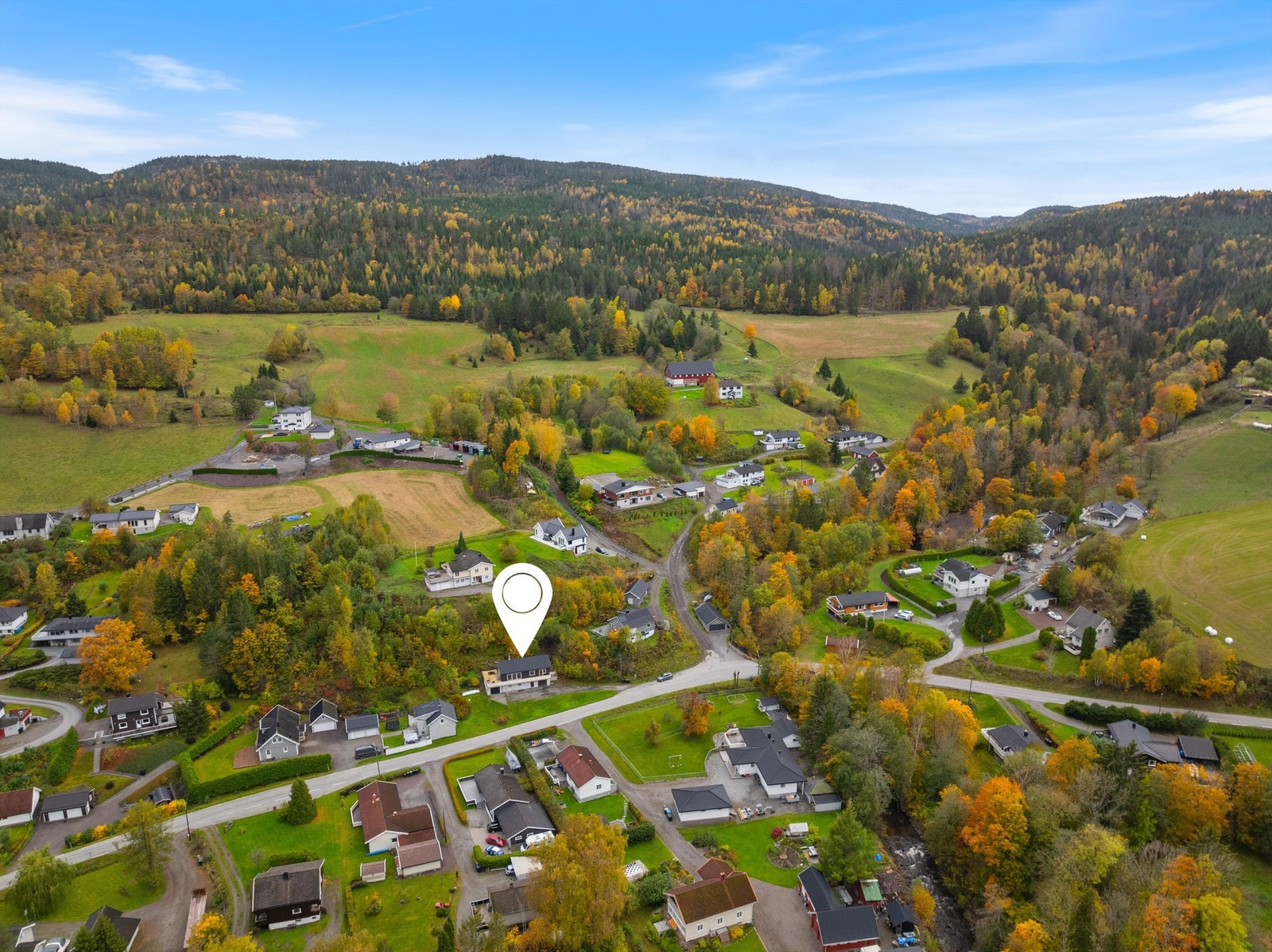 Her presenteres en lys enebolig som fordeler seg over to plan. Foto: Morten Woldstad Galleribilde