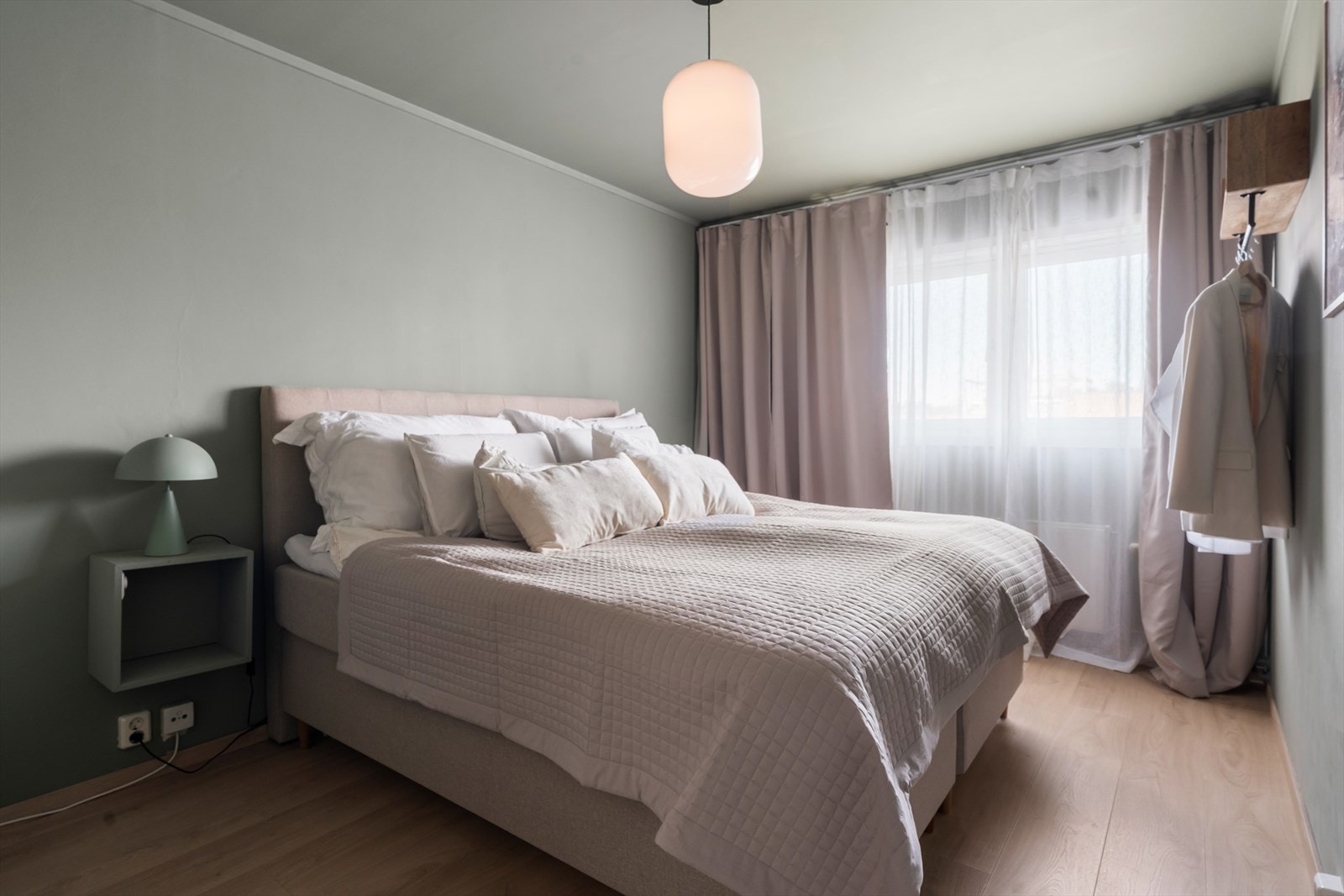 Ekstra oppbevaring finnes i to disponible kjellerboder som begge er på ca. 3 kvm hver. Galleribilde