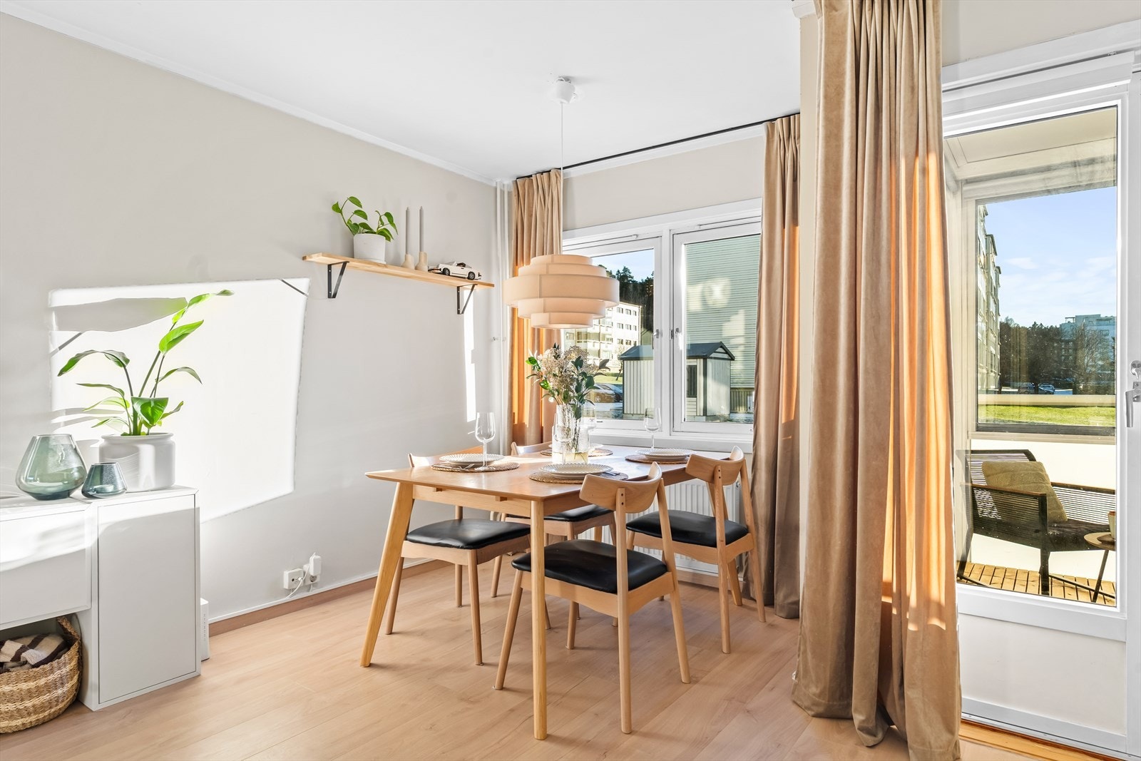 Det er nytt gulv, nye lister samt sparklet og malte vegger. Galleribilde