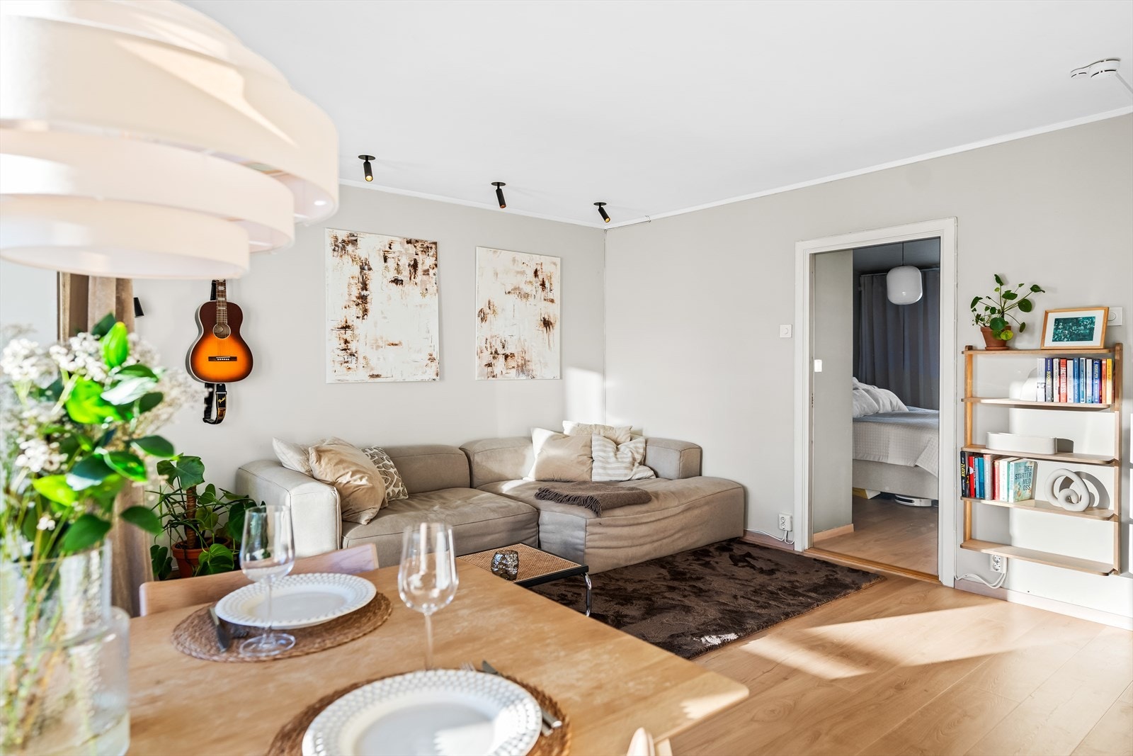 Stuen er et sosialt oppholdsrom hvor du fint får plass til både sofagruppe og spisebord. Galleribilde