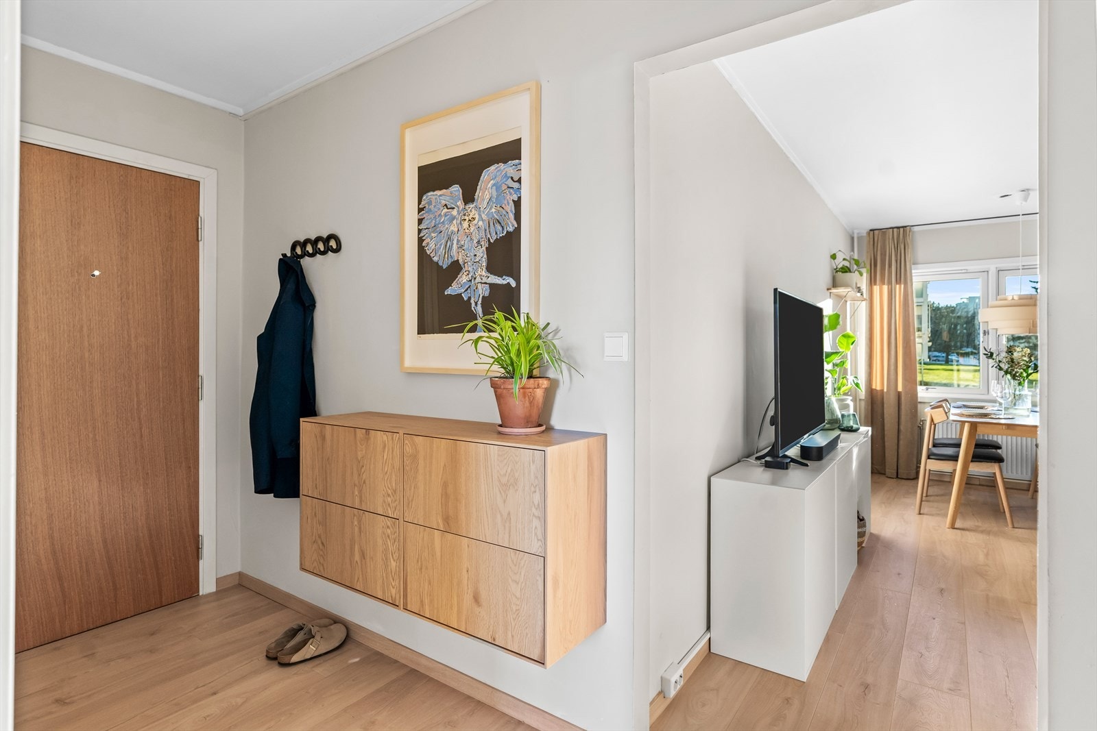 Leiligheten har adkomst via felles trappegang til første etasje. Entréen er innbydende og sørger for et godt første inntrykk. Galleribilde
