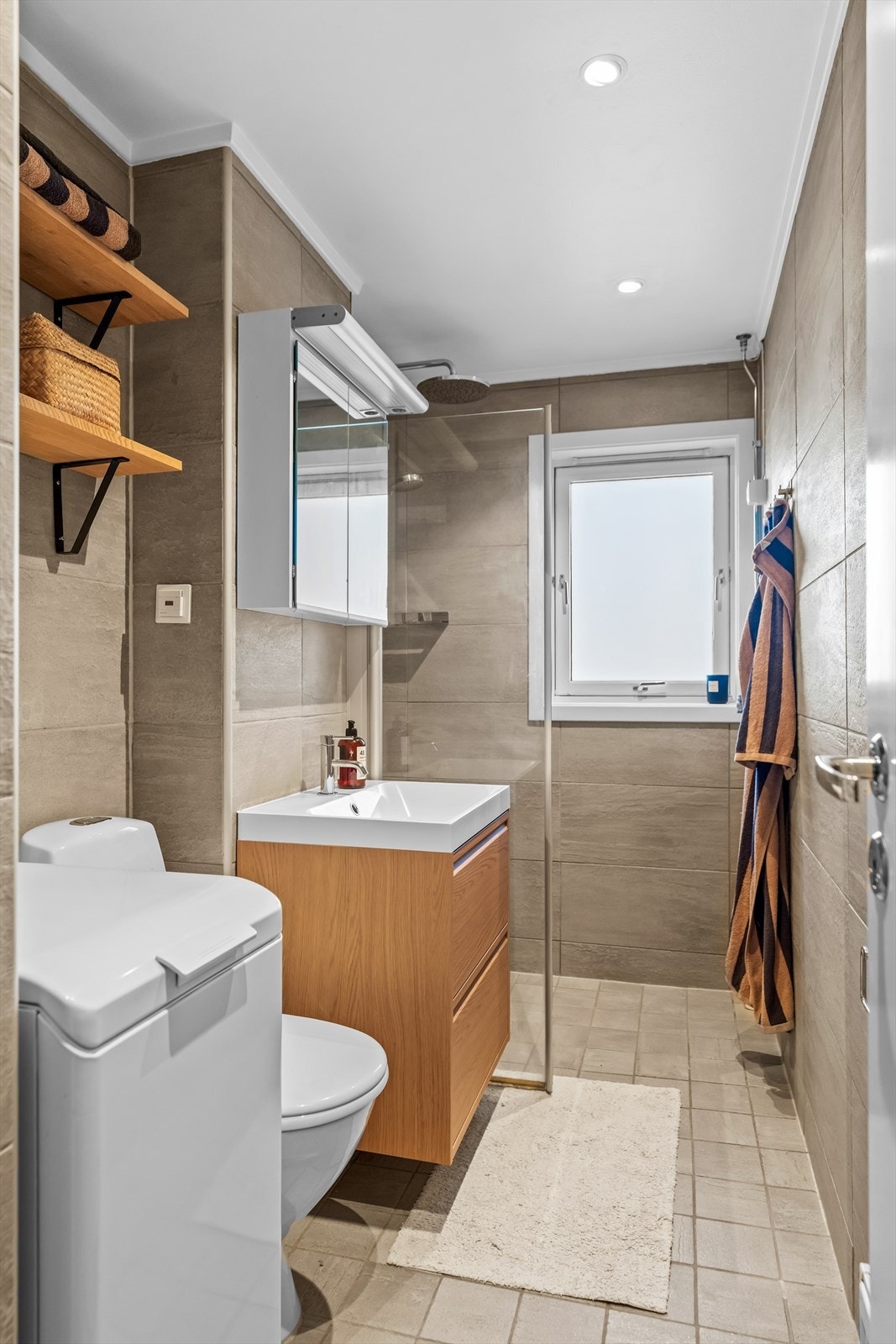 Innredningen består av et vegghengt servantskap, speil med overbelysning og hyller. Galleribilde