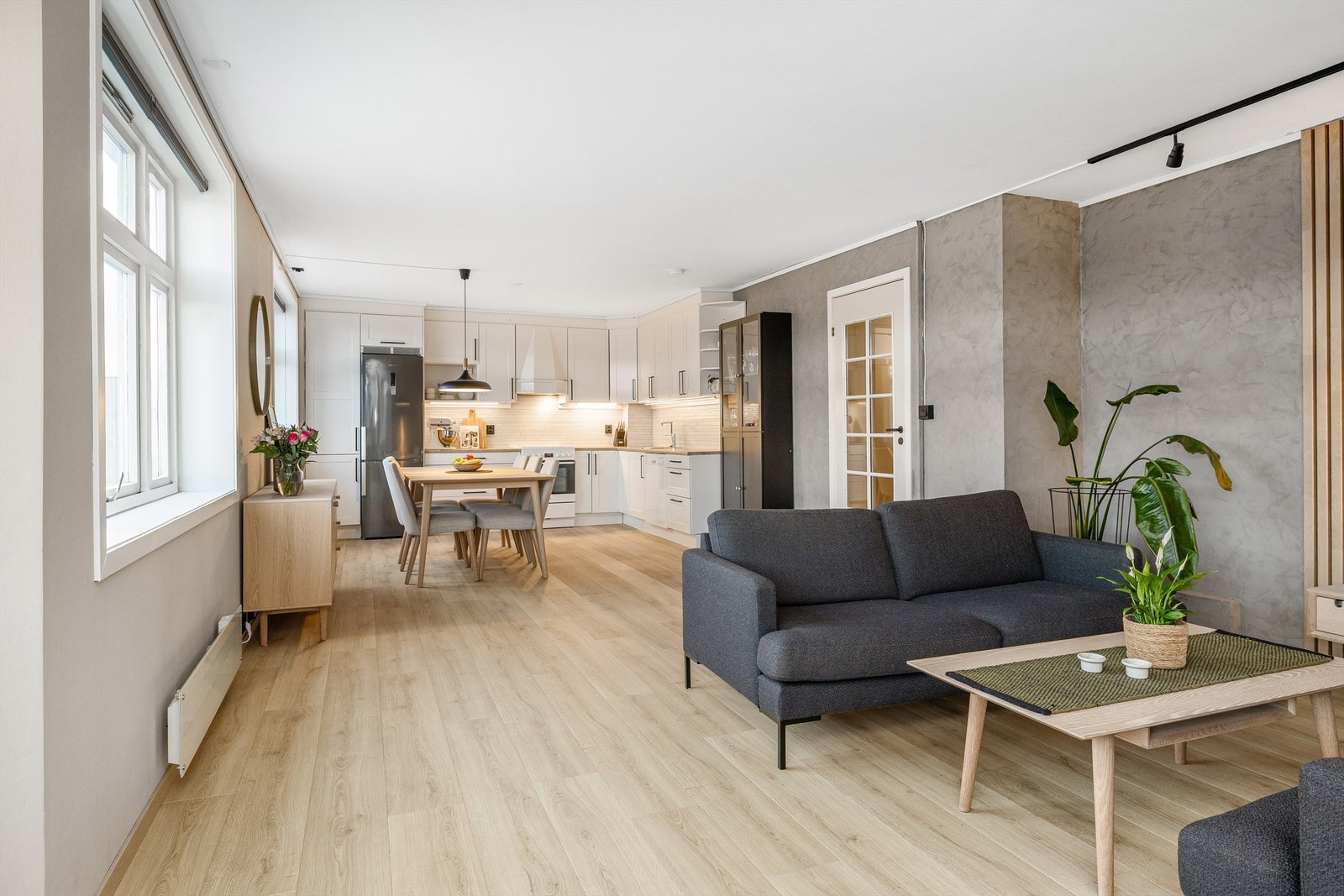 Fra entré/gang kommer man inn i et åpent og luftig stue-kjøkkenrom på hele 38m². Tidligere delevegg er tatt bort for å gi en mer luftig følelse. Kombinert med det gode lysinnslippet er det en behagelig atmosfære i rommet Galleribilde