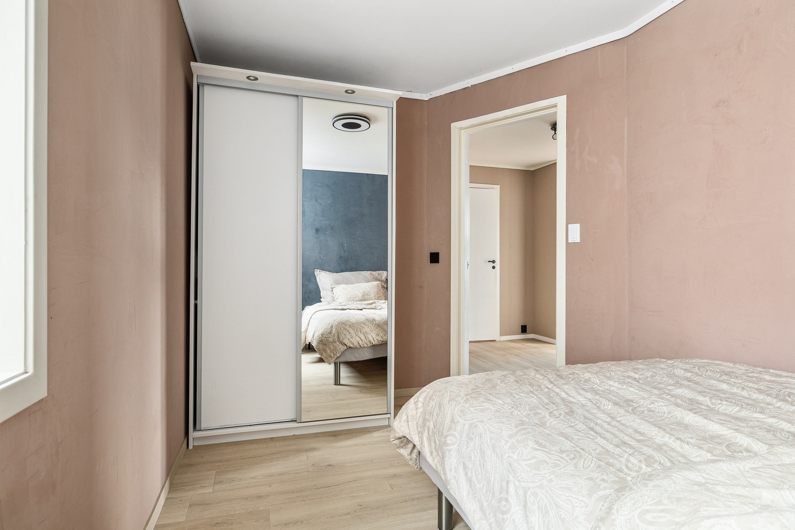 Frittstående skyvedørsgarderobe for oppbevaring Galleribilde