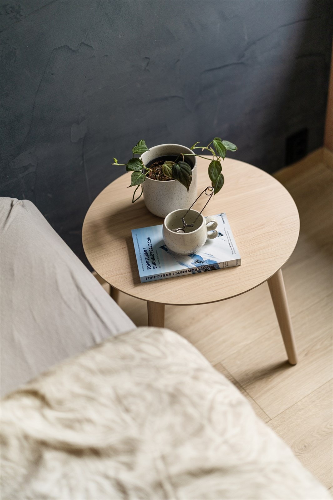 I tillegg til seng er det rom for nattbord Galleribilde