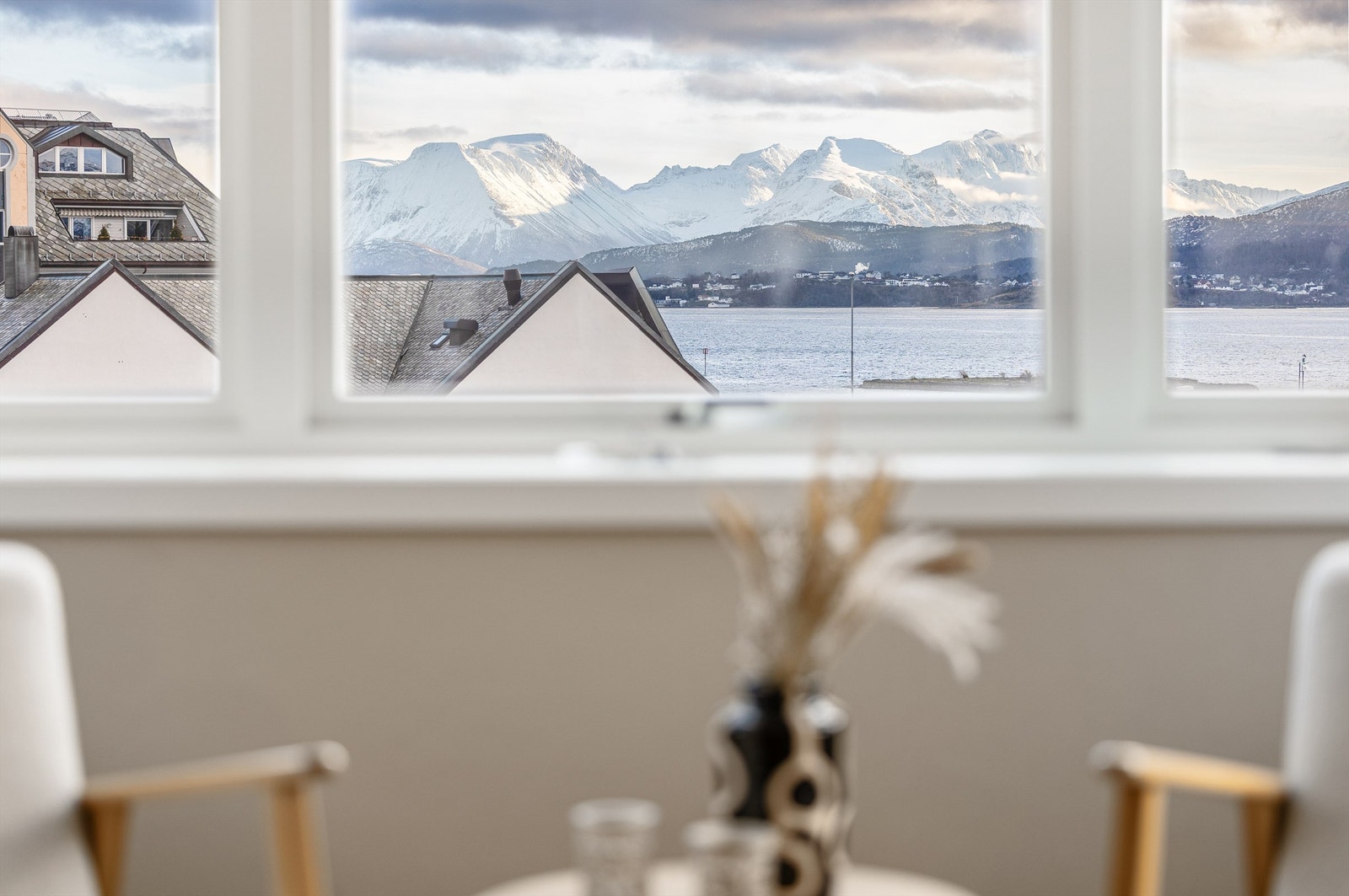 Og fra karnappen er det nydelig utsikt mot Borgundfjorden og Sunnmørsalpane Galleribilde
