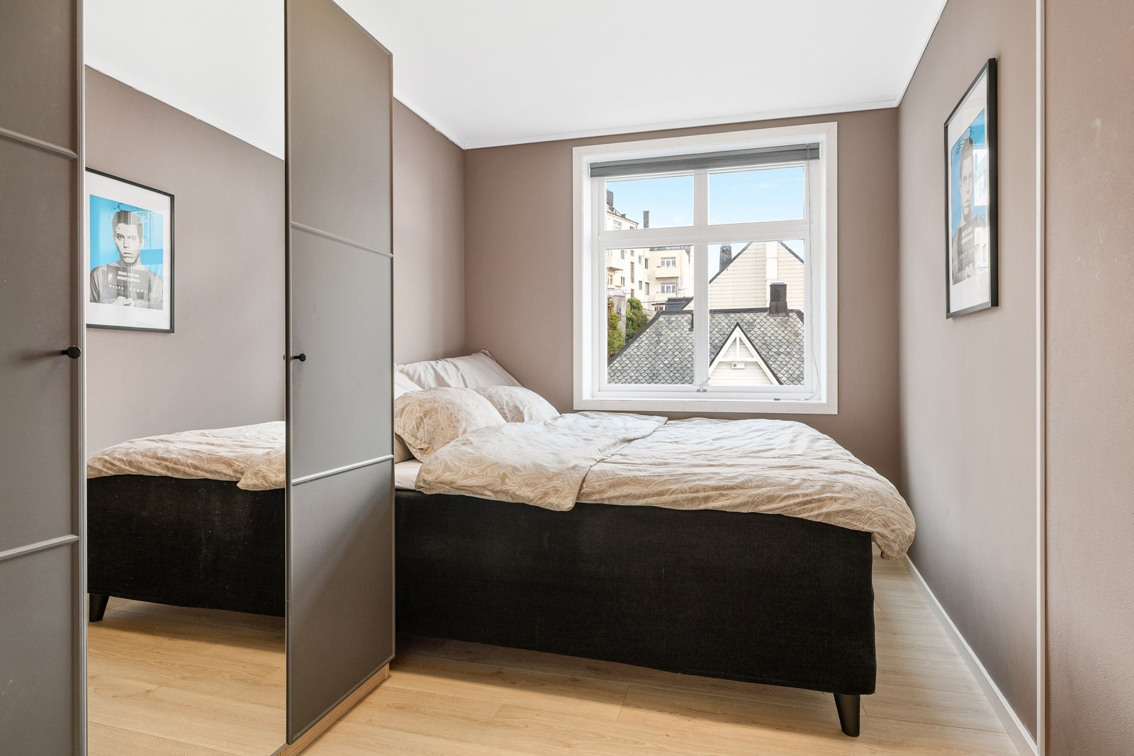 Soverom I er i dag benyttet som hovedsoverom og er oppmålt til ca 8m² med plass til både dobbeltseng og garderobeskap Galleribilde