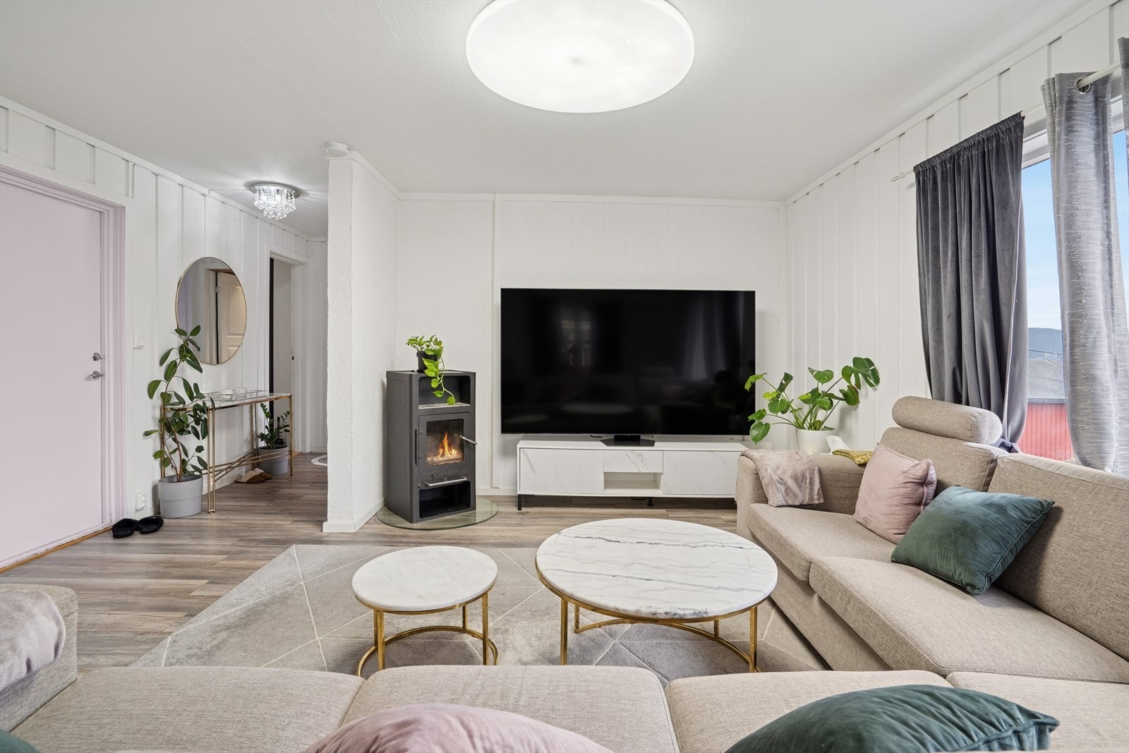 I første etasje har du stue, separat kjøkken, bad, gang og 2 soverom. Galleribilde