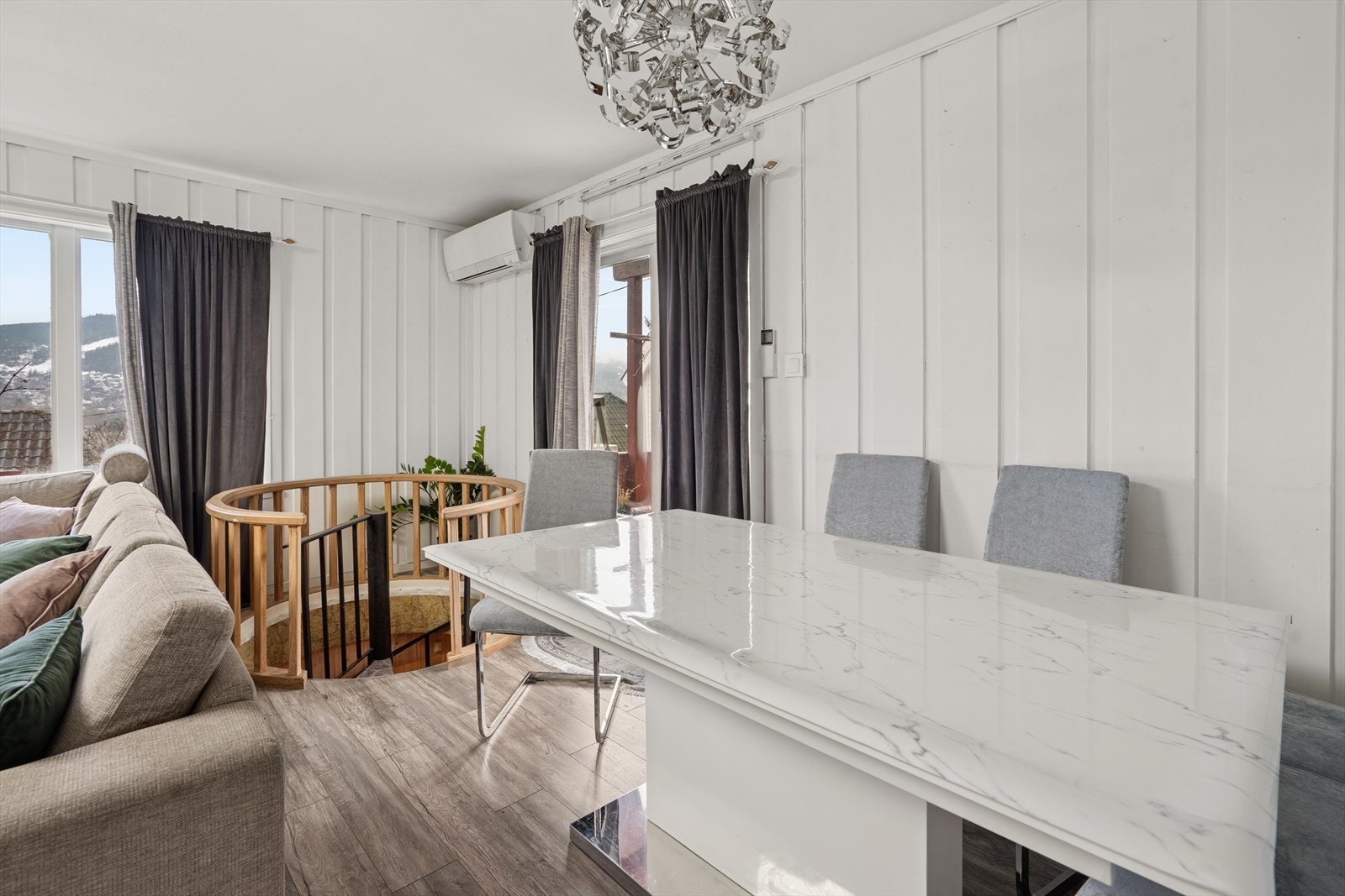 Det er spiraltrapp ned til til underetasje. Galleribilde