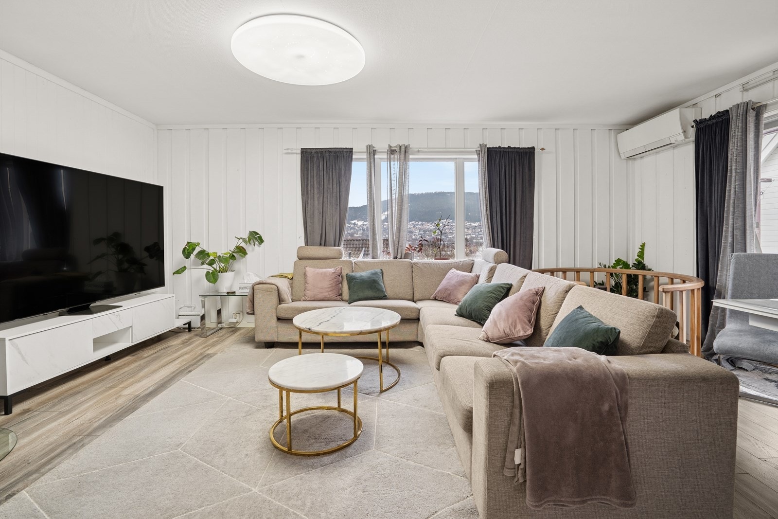 Lys stue med utgang til solrik terrasse. Galleribilde