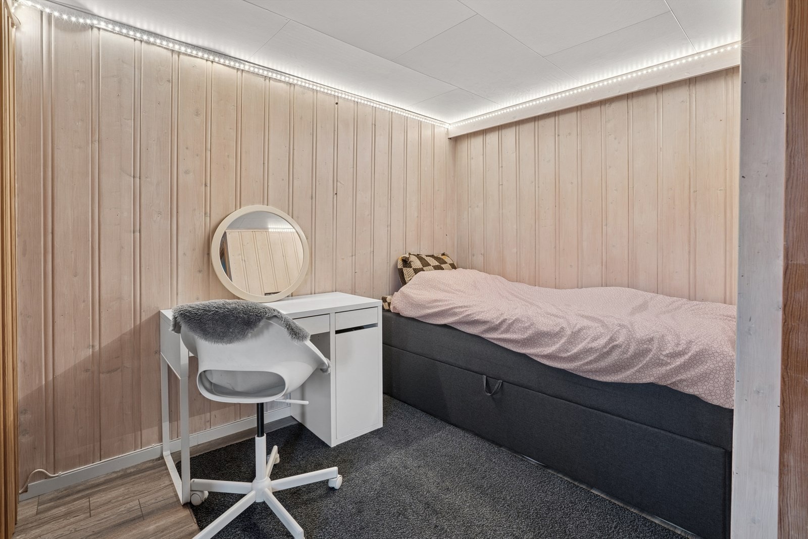 Hobbyrom som i dag benyttes som soverom. Rommet er ikke omsøkt hos kommunen. Galleribilde