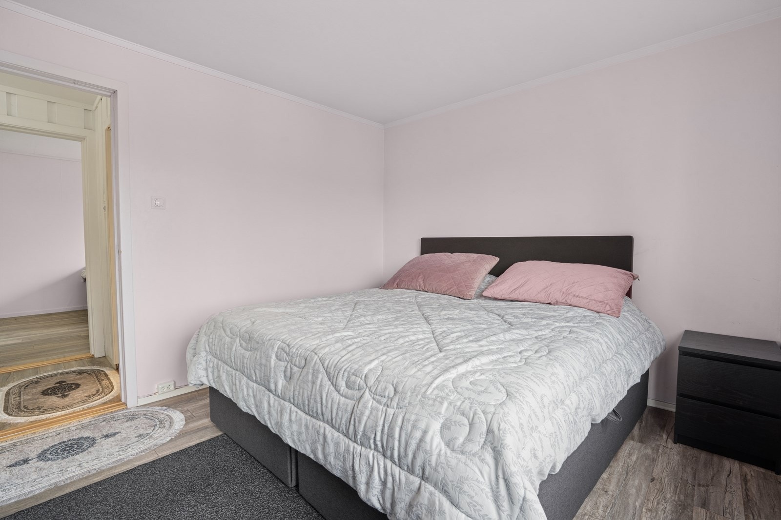 Hovedsoverommet er romslig og har god plass til både seng og garderobeskap. Galleribilde