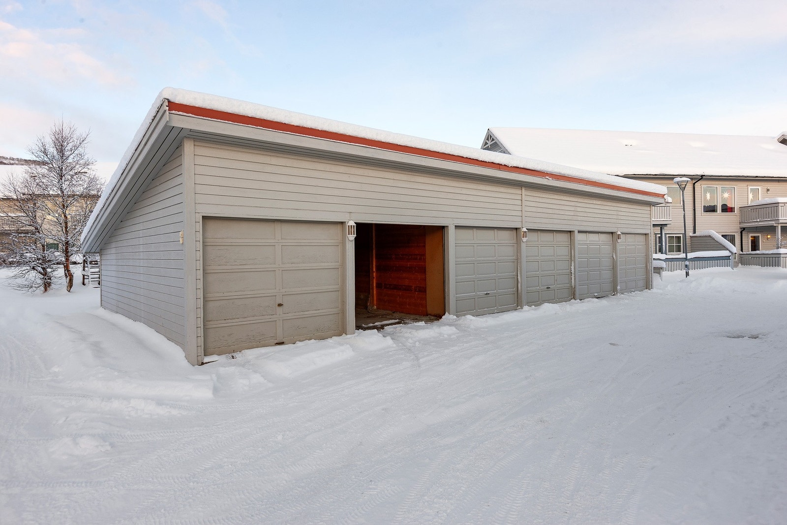 Med boligen følger det 1 parkeringsplass i garasje, samt bod i bakkant. Galleribilde