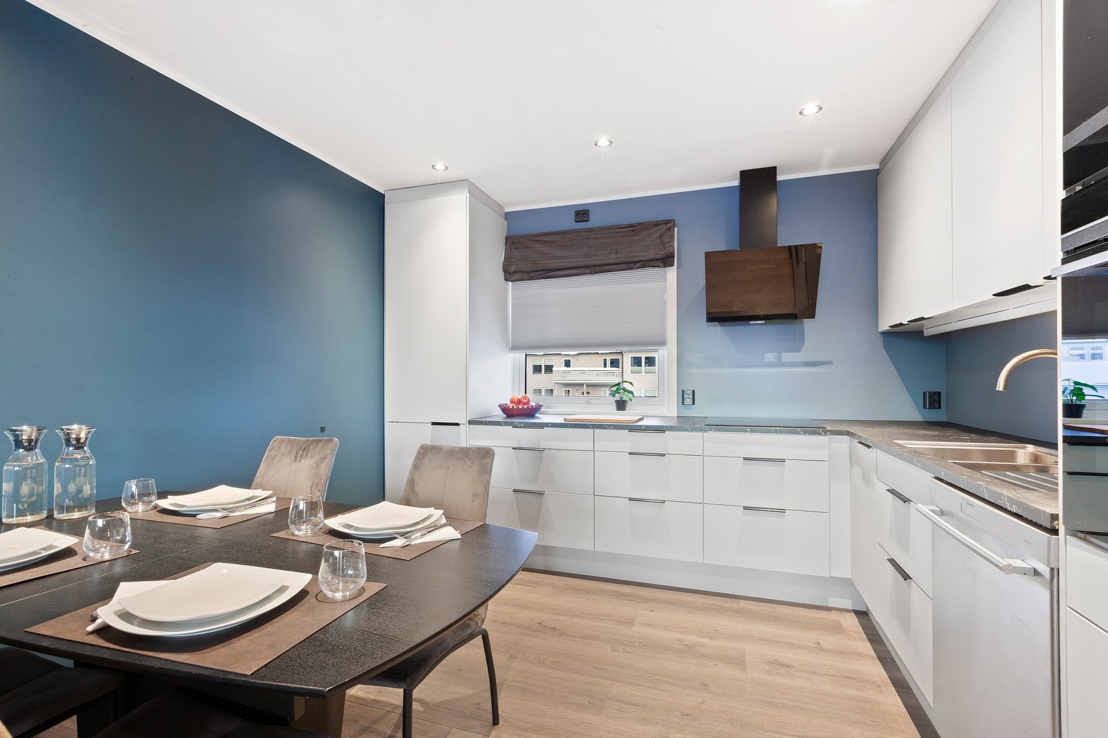 Godt med skap- og benkeplass. Galleribilde