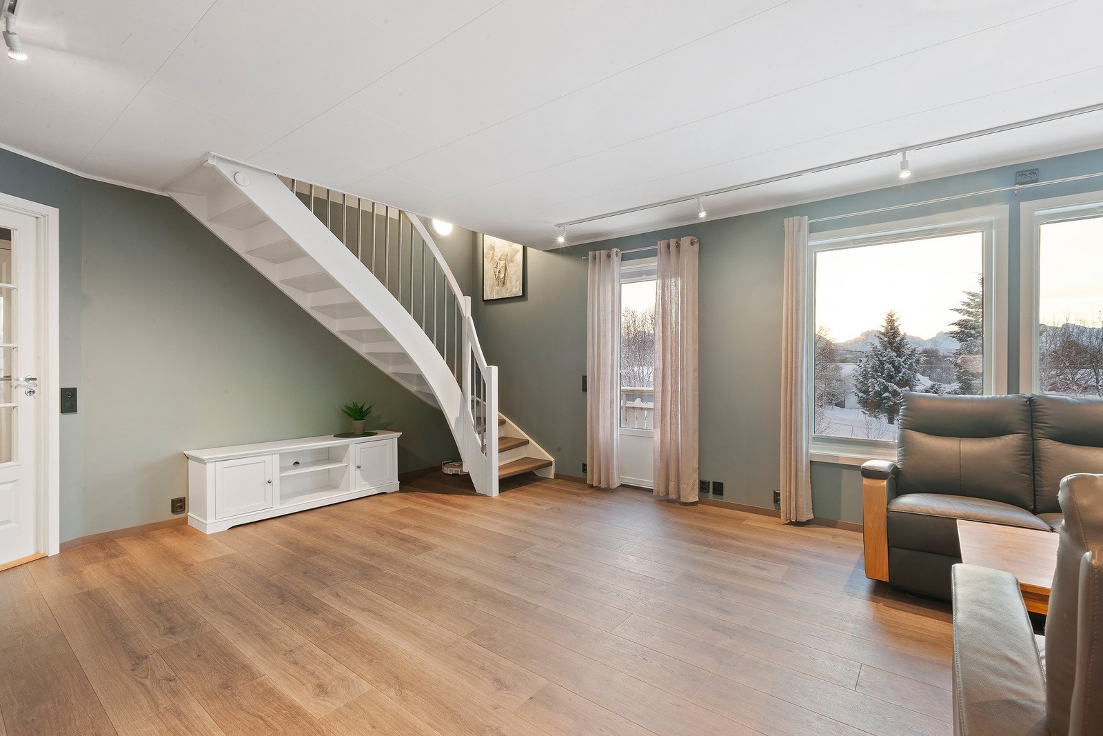 Stue med store vindusflater gir rommet rikelig med lys og en god romfølelse. Galleribilde