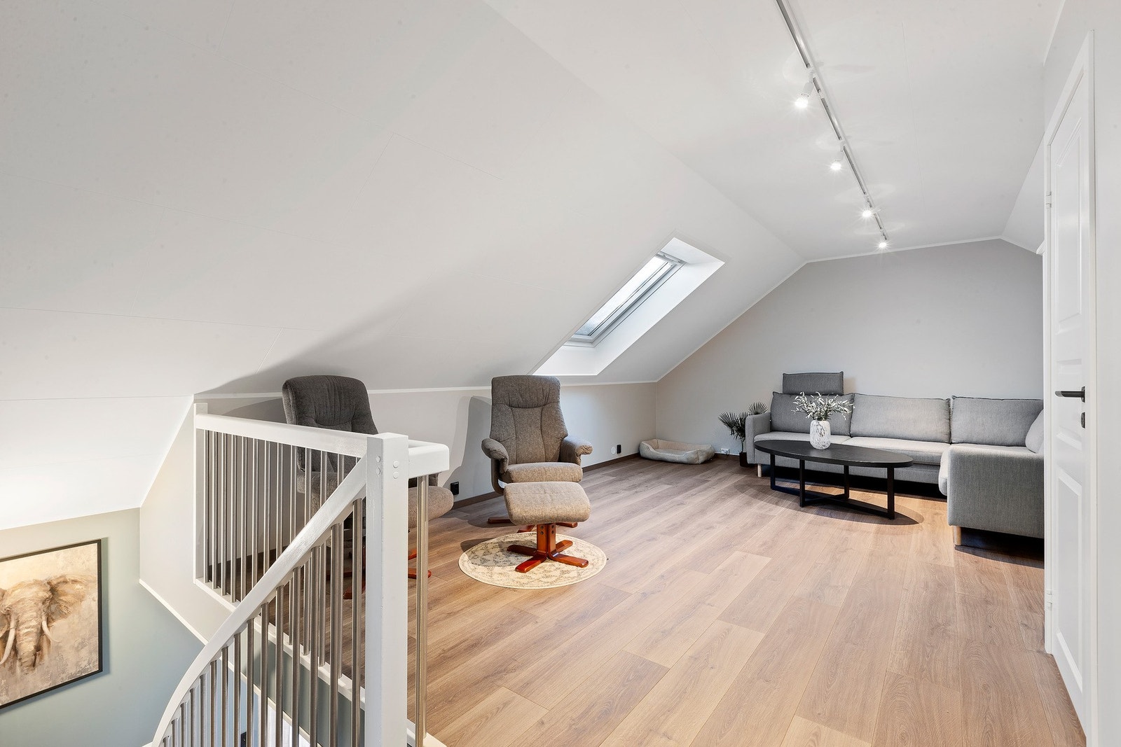 I 2.etasje er det stue og 2 soverom. Stuen har fint plass til sofagruppe med tilhørende møblement. Galleribilde