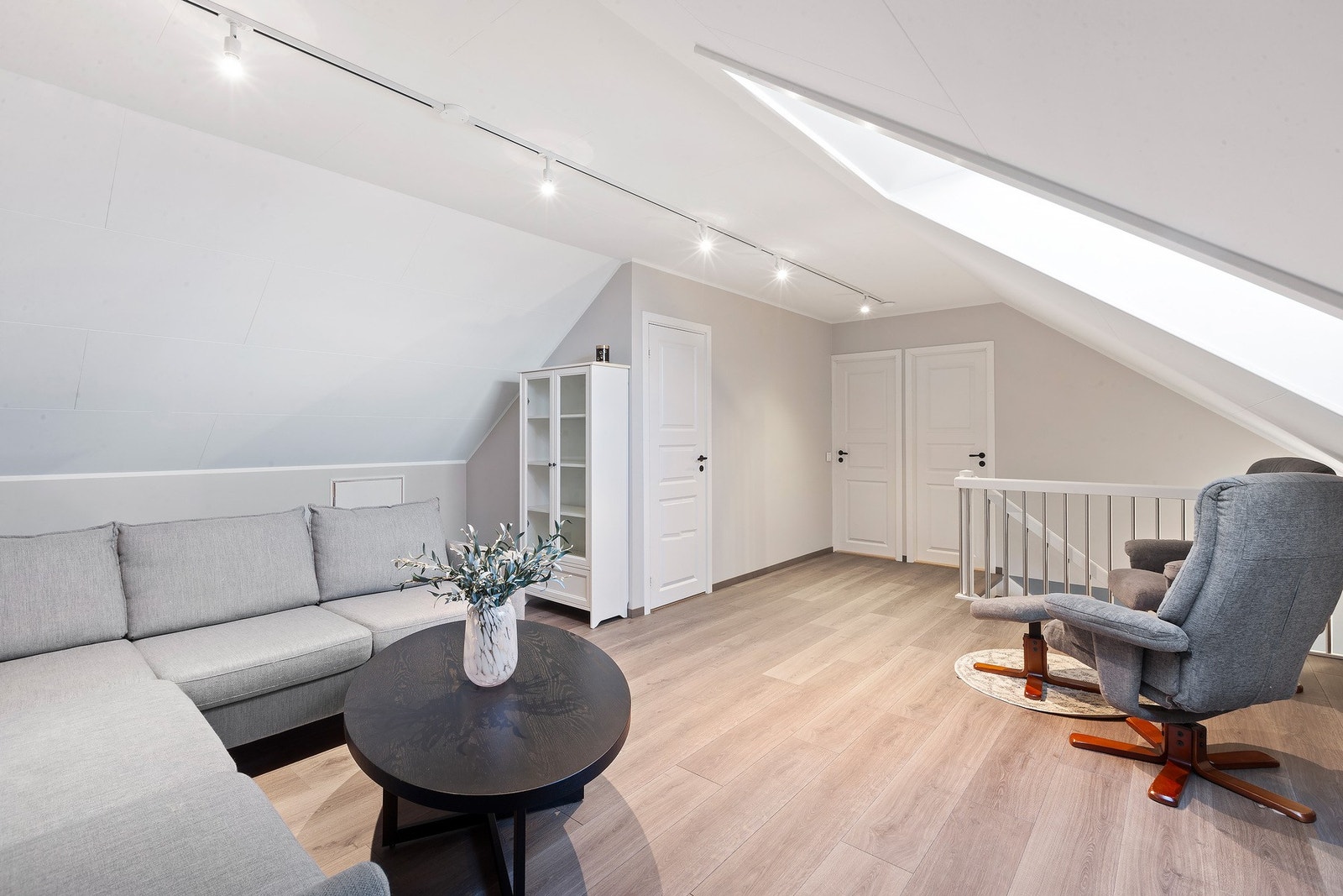 Det er takvindu, noe som sørger for naturlig lysinnslipp. Galleribilde