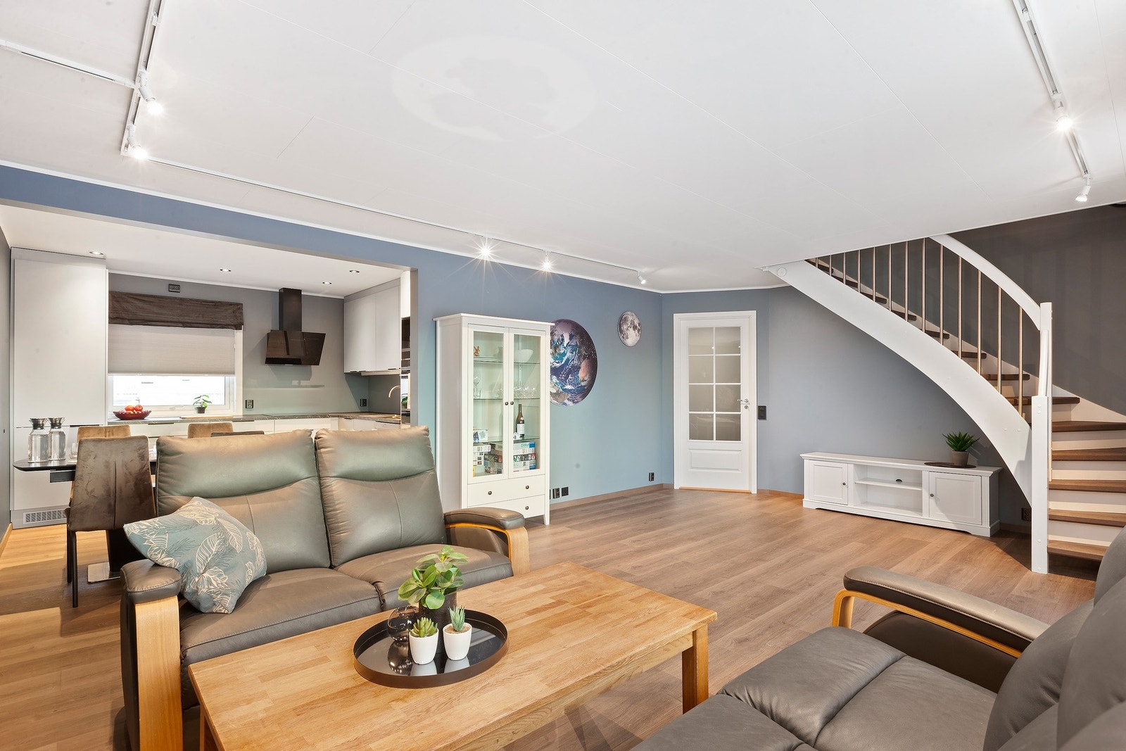 Stuen ble pusset opp i 2021 med nytt gulv og nye vegger. Galleribilde