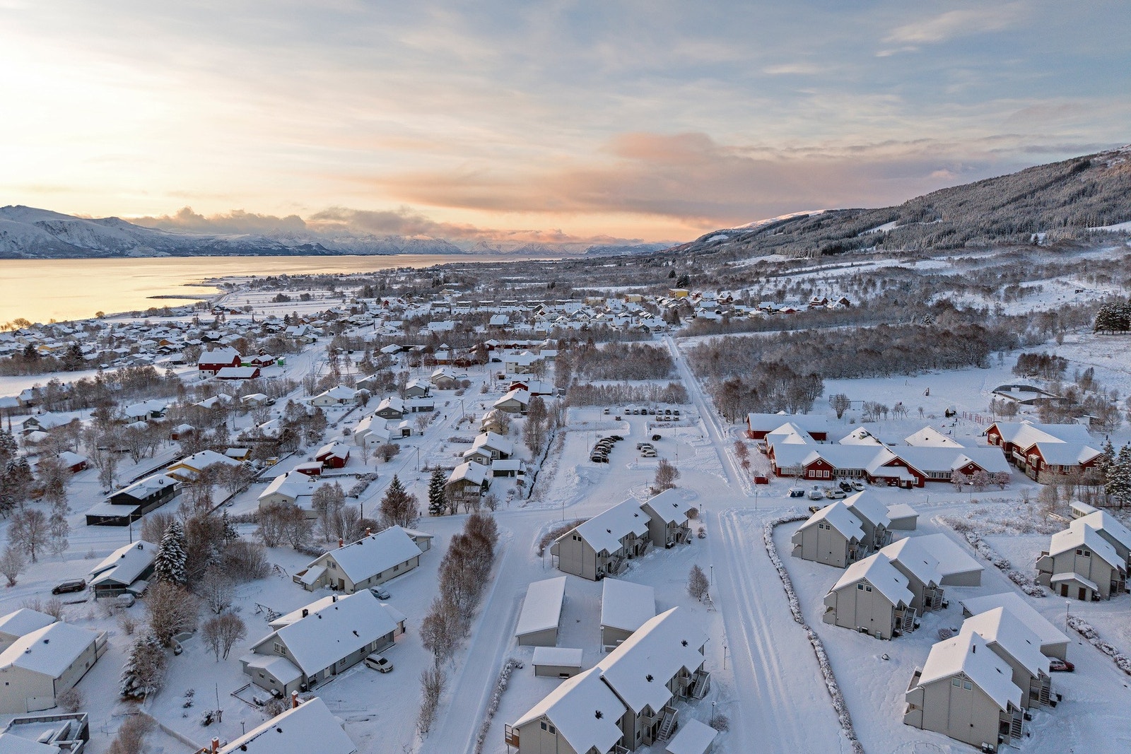 Kort vei til flotte turløyper til Steiroheia og lysløypa. Galleribilde