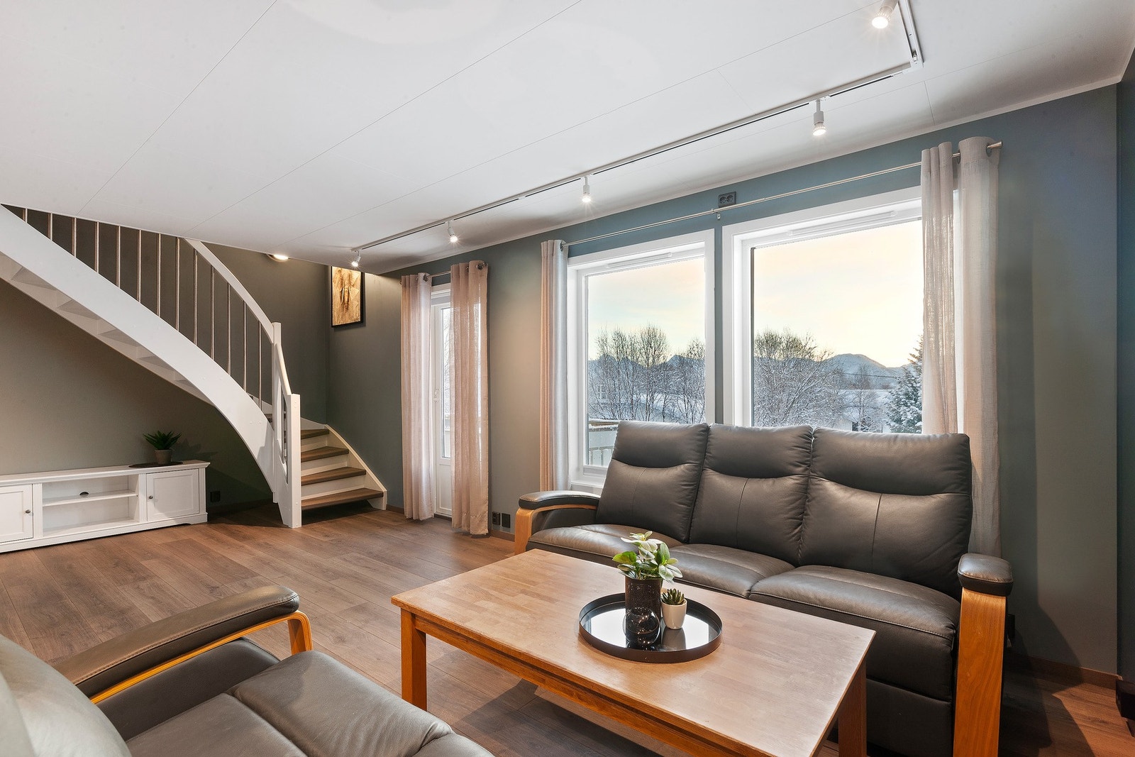 Installert smartdimmere i de fleste rom, som kan kobles opp mot egen smarthus sentral. Galleribilde