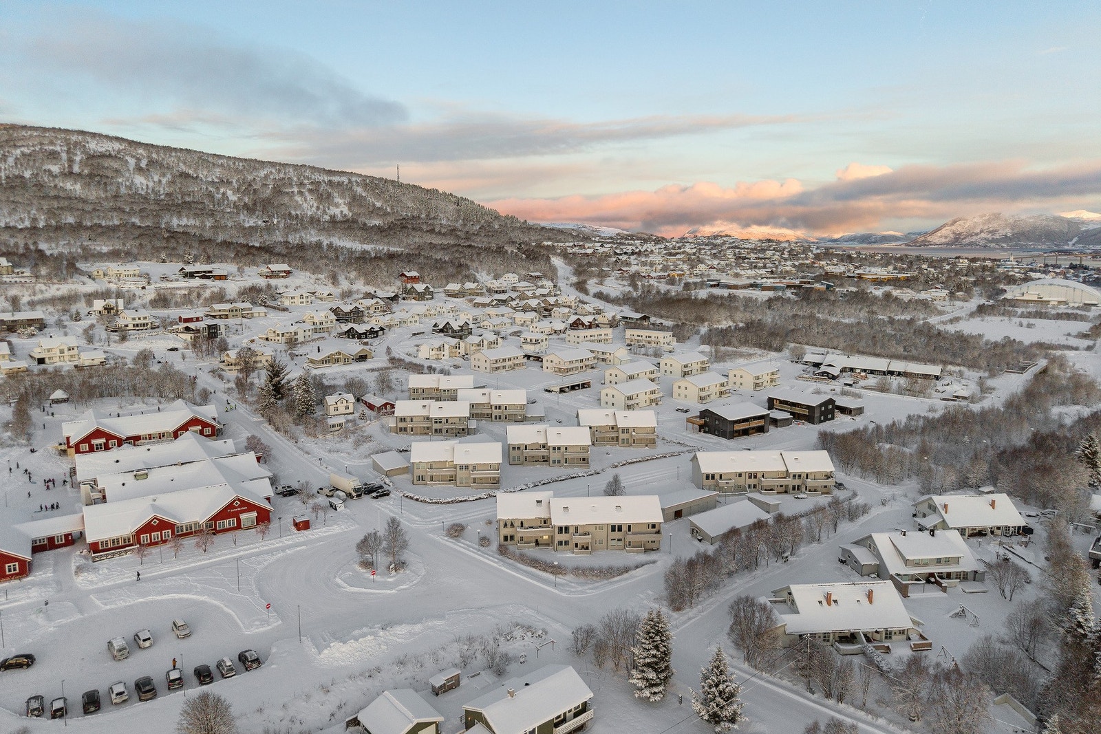 Meget barnevennlig og sentral beliggenhet. Lamarka skole og flere barnehager i gangavstand fra boligen. Galleribilde
