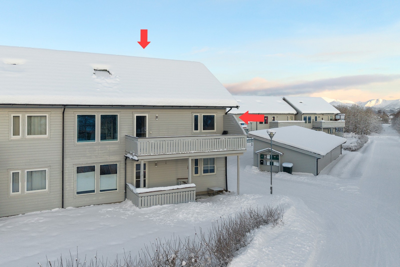 Velkommen til Seljeveien 25B! Pen leilighet over to etasjer og 4 soverom. Galleribilde