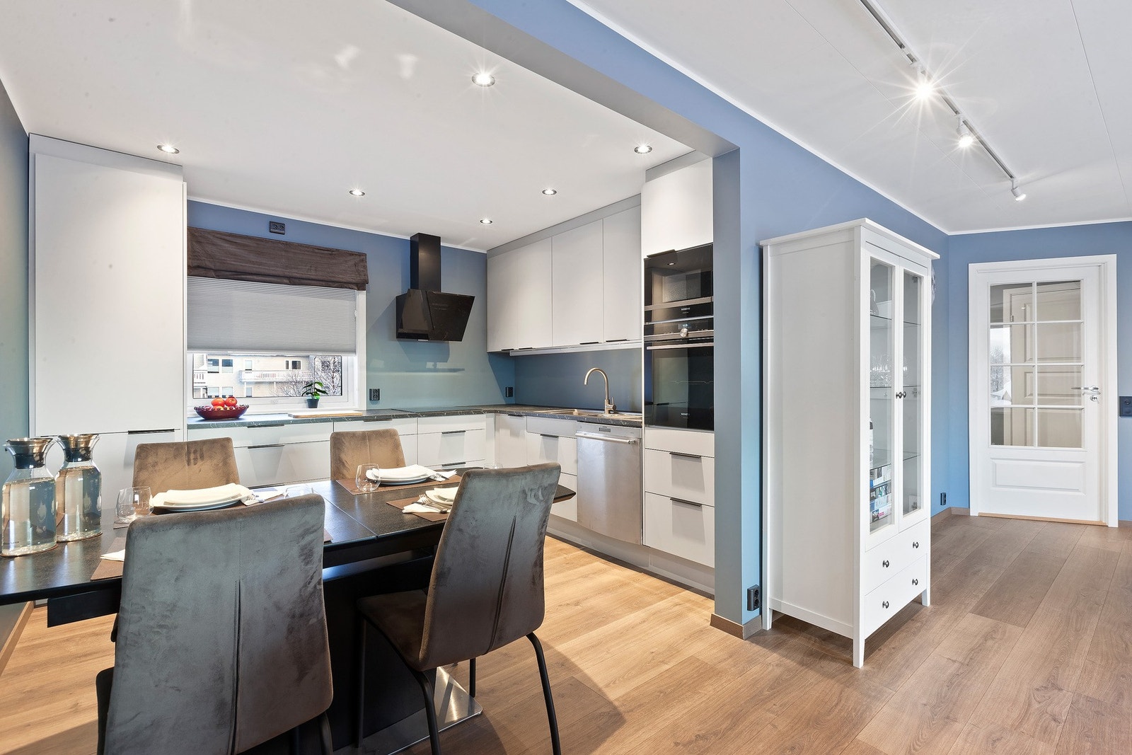 God plass til spisebord i tilknytning til kjøkken. Galleribilde