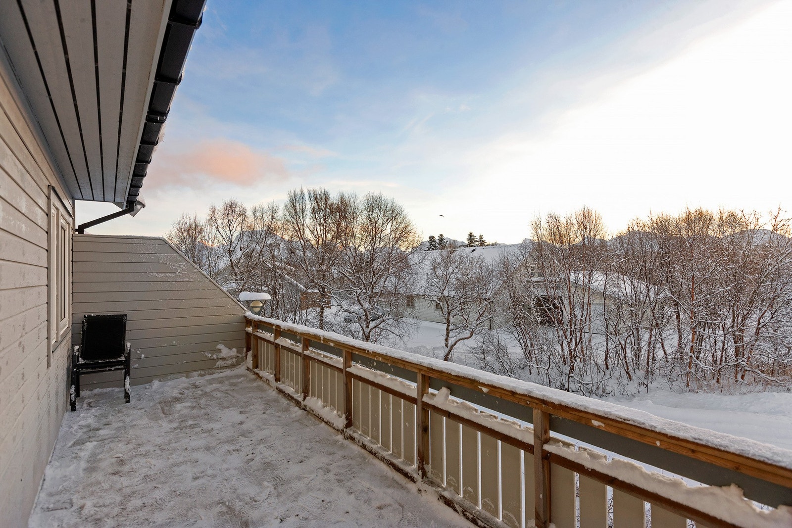 Fra hovedetasjen er det utgang til romslig veranda. Galleribilde