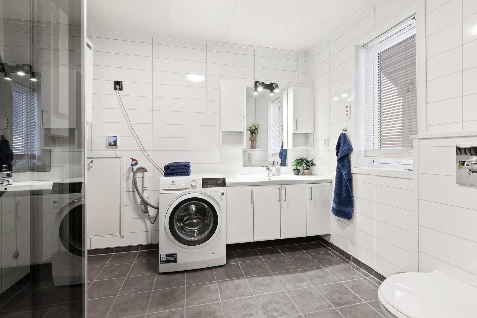 Badet har flislagt gulv med vannbårenvarme. Galleribilde